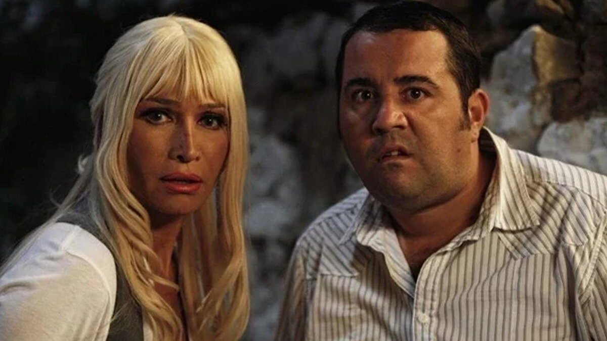 Eyvah Eyvah kimler oyuncuları kimler, kimler oynuyor? <br><br>• Yönetmen: Hakan Algül<br><br>• Yapımcı: Necati Akpınar – BKM Film<br><br>• Senarist: Ata Demirer<br><br>Başlıca Oyuncular:<br><br>• Ata Demirer<br><br>• Demet Akbağ<br><br>• Salih Kalyon<br><br>• Meray Ülgen<br><br>• Bülent Şakrak<br><br>• Tanju Tuncel<br><br>• Şehsuvar Aktaş<br><br>• Bican Günalan<br><br>• Özge Borak<br><br>• Alican Yücesoy<br><br>• Can Kahraman