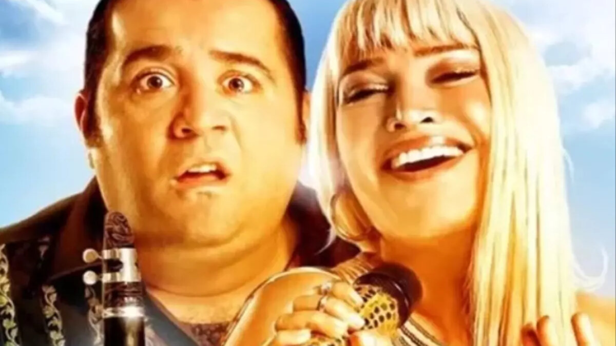 Eyvah Eyvah Filminin konusu ne? <br><br>Eyvah Eyvah, yönetmenliğini Hakan Algül'ün üstlendiği, 2010 yapımı eğlenceli bir Türk komedi filmidir. Film, Çanakkale'nin Geyikli kasabasında klarnet çalarak mütevazı bir yaşam süren Hüseyin'in hikayesini konu alır. Ninesi ve dedesiyle büyüyen Hüseyin, sevdiği Müjgan ile mutlu bir hayat sürerken, beklenmedik bir olay sonucu köyünden ayrılmak zorunda kalır.<br><br>Kendini İstanbul'un karmaşık ve renkli hayatının içinde bulan Hüseyin, burada gece kulüplerinde assolistlik yapan Firuzan'la tanışır. Firuzan, Hüseyin'e sahip çıkar ve ona büyük şehirde yeni bir kapı aralar. Hüseyin'in naifliği ve saf mizah anlayışı, Firuzan'ın karmaşık yaşamına hem kahkaha hem de sıcacık bir dostluk getirir.