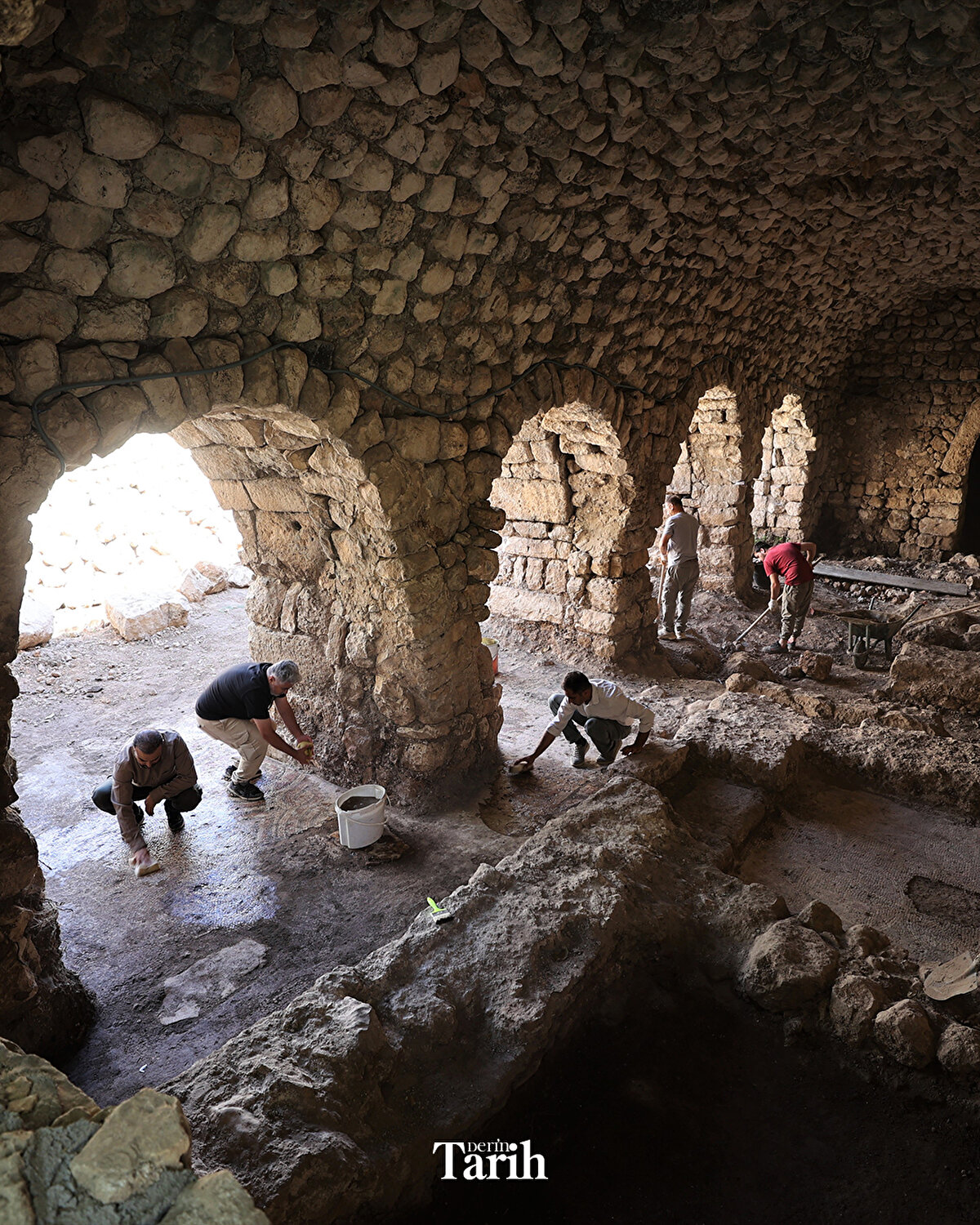 "40 metrekareye yakın bir mozaik ortaya çıkardık. Ana panolarda düğüm motifi şeklinde madalyonlar bulunmakta, bu madalyonların içerisinde de geometrik şekiller ile haç işareti olarak nitelendirebileceğimiz motifler tespit edilmiştir."