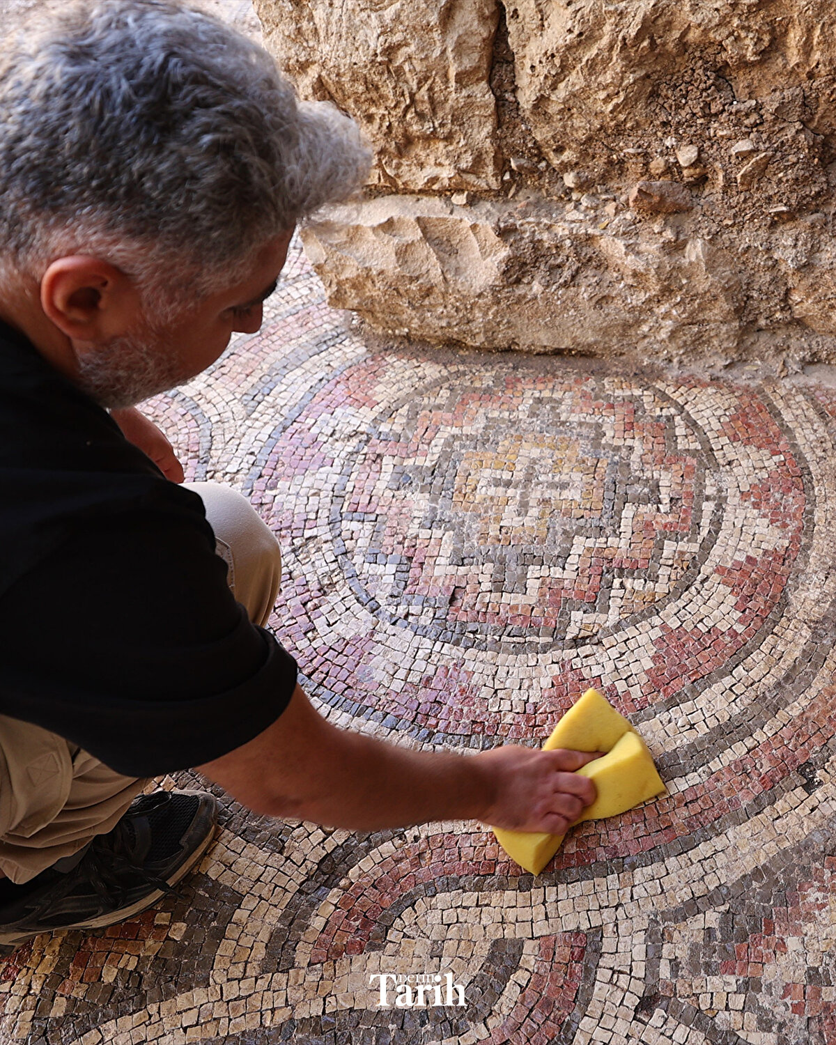 Mozaik döşemelerde, kare, dikdörtgen, daire ve üçgen gibi geometrik şekillerin yanı sıra dalga, düğüm, haç ve sonsuzluk motifi ile "Tittos Domestikos" yazılı yazıta ulaşıldı.