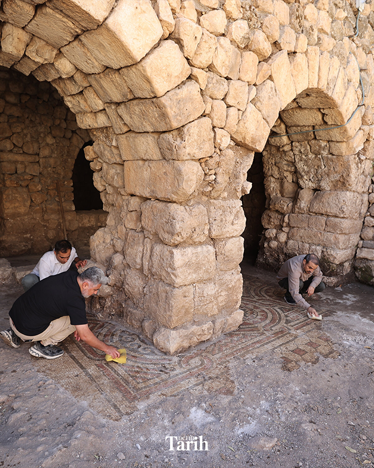 Yapılan ilk incelemede tarihi değirmenin tabanında mozaik döşeme tespit ettiklerini anlatan Akgül, şunları kaydetti:<br><br>"Değirmen sonraki dönemlerde eklenti olarak yer almakta. Mozaiğin bulunduğu yapı kalıntısı ise daha eskiye doğru gitmekte. Mozaikli taban döşemesinde yaptığımız kazı çalışmasında 1 nolu mekanda daha çok geometrik motifler yer almakta."