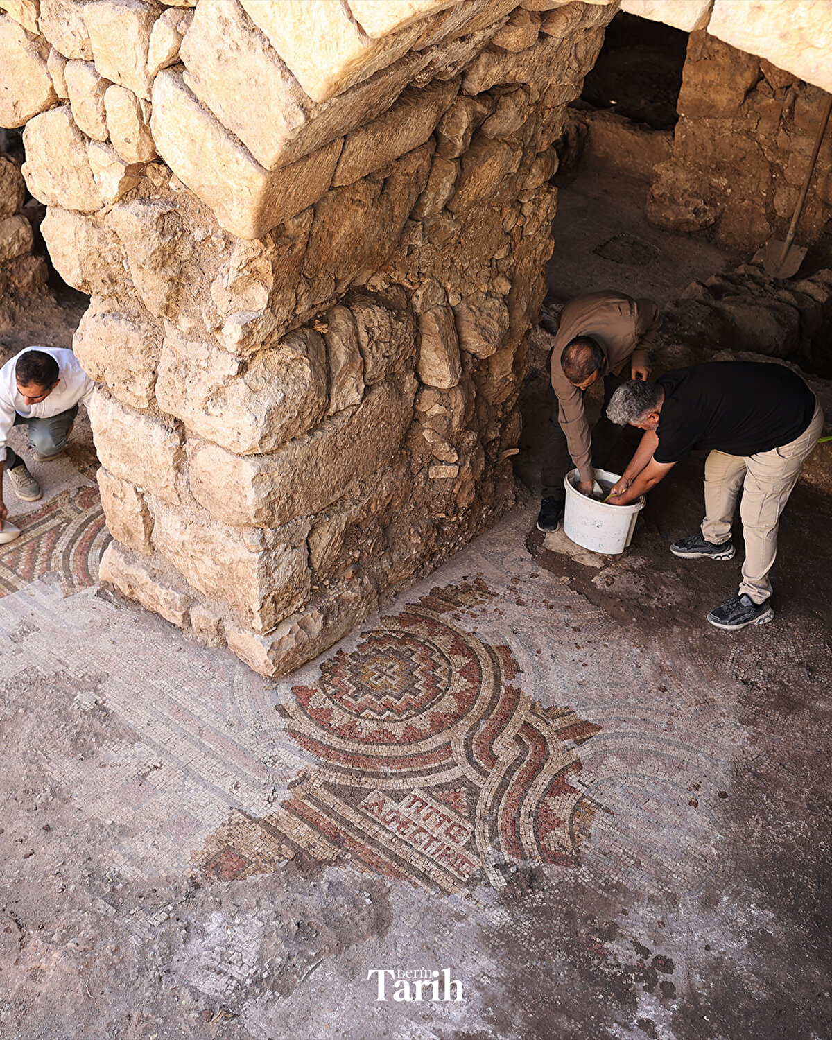 "Yapı kalıntısı olarak baktığımızda mekan diğer parsellere doğru genişlemekte. İlk aşamada tam olarak ne olduğunu bilmesek de yazıttan buranın sivil bir idareciye ait yapı olduğunu söyleyebiliriz."