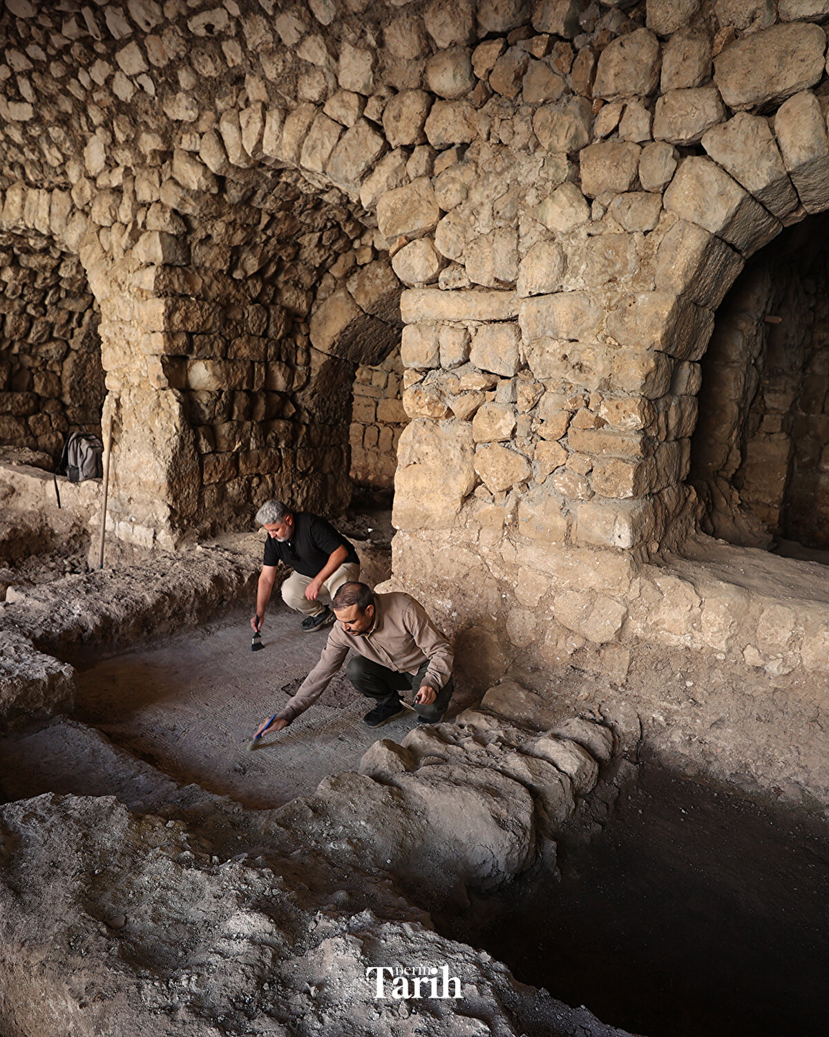 Mardin Müze Müdürü İdris Akgül başkanlığında, arkeologlar Volkan Bağlayıcı ve Mehmet Şan ile uzmanlar tarafından mülk sahibinin desteğiyle yürütülen kurtarma kazısında değirmenin iç bölümündeki iki alanda farklı renkte mozaik taban döşemelerine rastlandı.