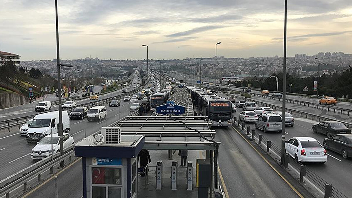 Vadedilen yeni deniz otobüsleri hatlarının açılmadığını aktaran Koral, oluşturulan deniz taksinin toplu ulaşıma bir faydasının olmadığını dile getirdi.