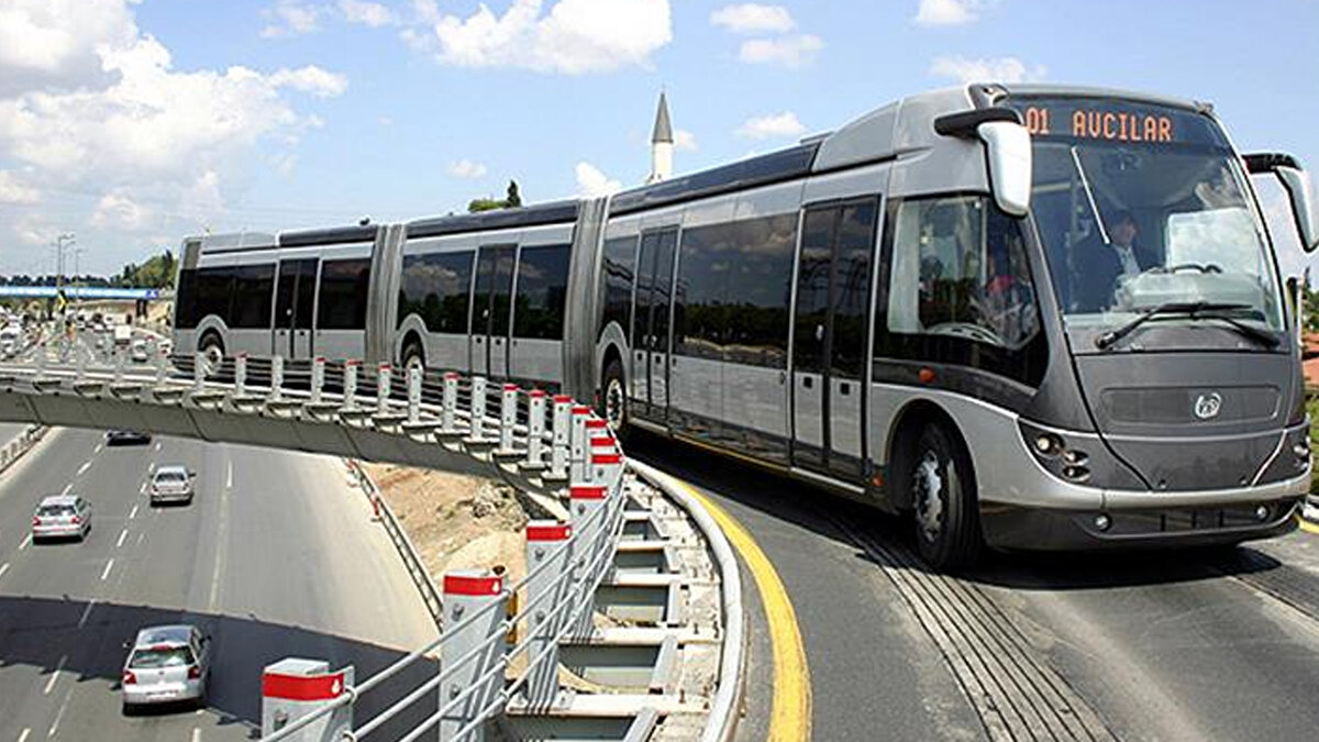 Koral, "Trafikte kaybedilen zamanda Avrupa ve dünyada daha evvel 6'ncıydık. Şimdi ise 105 saat ile birinciyiz. Taşıt hızı sabah ve akşam saatlerinde saatte 10 kilometreye düşmektedir. Akşam trafiği tam bir kilit. Özetle İstanbul için geçen 6,5 yıllık dönem boşa harcanmıştır." diye konuştu.