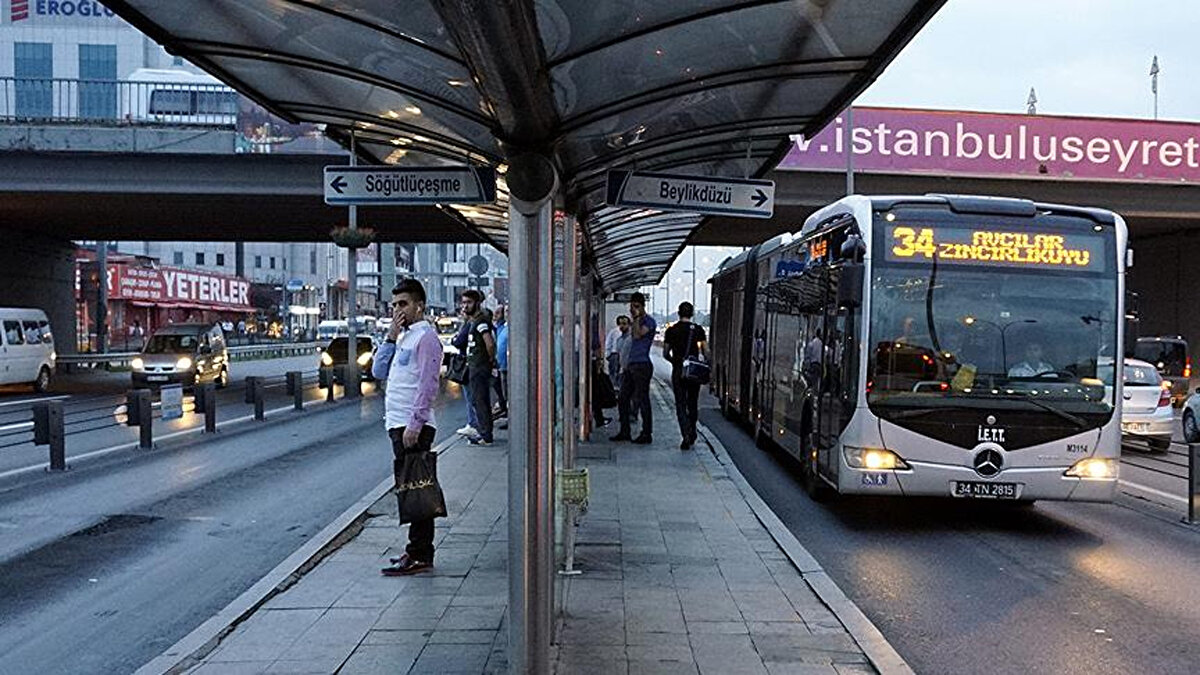 "Metrobüs sistemi daha sorunlu hale geldi"<br><br>İstanbullulara vadedilen Megabüs konusuna değinen Koral, "İsmi Hızray olarak değiştirildi, TEM boyunca yapılacaktı. 74 kilometrelik TÜYAP'tan başlayıp Kurtköy'e kadar. Bu da bir yazı olarak kaldı." dedi.<br><br>Koral, 8 adetlik füniküler hattı vadedildiğini, bunların da hiçbirinin yapılmadığını belirtti.<br><br>Metrobüs konusunda bin adet araç alımının hedeflendiğini kaydeden Koral, şunları söyledi:<br><br>"Çevreci olmayan 160 adet araç alındı ve teknik problemler yüzünden tamamı hizmete giremedi. Metrobüs sistemi daha sorunlu hale geldi. Yoğunluk daha da arttı. Her gün duraklarda insanlar sıkıntı yaşıyorlar. Kapasite artmadığı gibi mevcut kapasite de maalesef işletilemedi. Tıkır tıkır işleyen, mevcut otobüs sistemi bozuldu. Şu anda İETT'ye ait 2 bin 500 otobüs ve halk otobüsçülerinin ise 3 bin 41 otobüsü bulunmaktadır. Hatalı ihaleler yüzünden ehil olmayan firmalara bakım ihalesi verilerek otobüslerin yolda kalması, yanması her gün rastladığımız bir olay oldu."