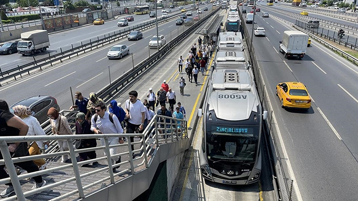 Mecliste gündem dışı konuşma yapmak için söz alan AK Parti'li Meclis Üyesi Mustafa Koral, İstanbul'un deprem riski, ulaşım-trafik ve çevre kirliliği olmak üzere 3 büyük sorunu olduğunu belirtti.