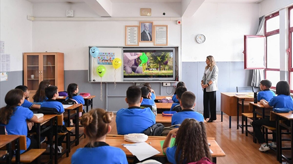 Okulların açılmasıyla birlikte ilkokuldan üniversiteye kadar tüm seviyelerde özel derslere talep arttı. Türkiye'nin en büyük hizmet platformlarından biri yeni eğitim döneminde özel derslere yönelik talepleri analiz etti. Eylül ayında platform üzerinden özel derslerle ilgili yaklaşık 20 bin talep geldi. Özel ders taleplerinin yüzde 46'sı dil derslerine, yüzde 54'ü ise matematik, fizik, Türkçe ve kimya gibi temel bilimlere yöneldi.