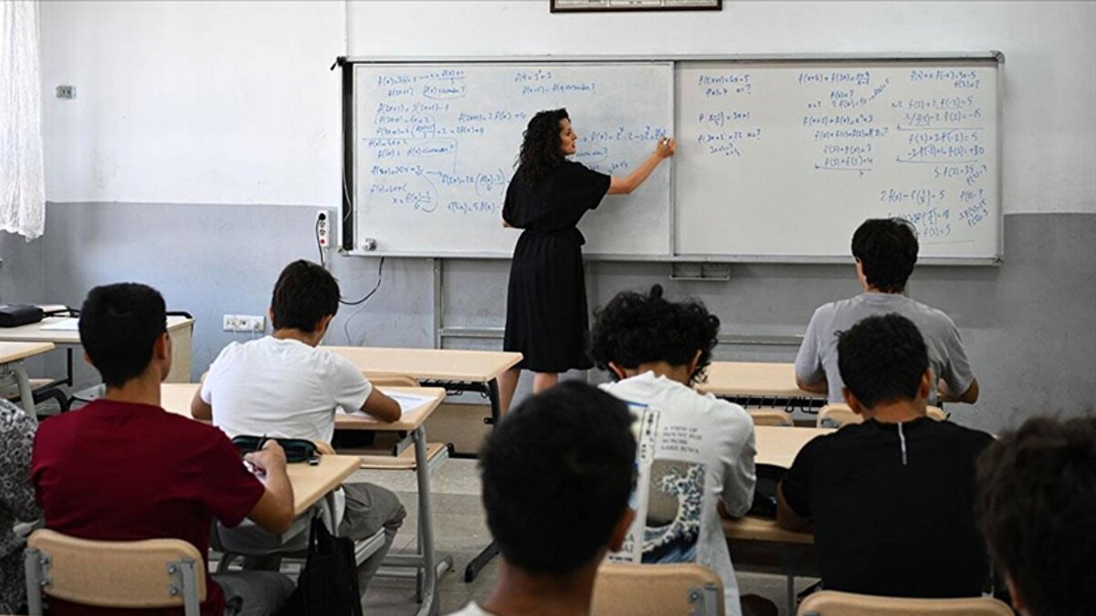 İşte velilerin ve öğrencilerin ücretsiz ulaşabileceği o kaynaklar: Dünyanın en büyük eğitim içerik ağlarından biri. Her kademedeki öğrenci yararlanabilir. Öğrenci, herhangi bir sınıf düzeyinde ihtiyaç duyduğu, eksik olduğunu düşündüğü bir alan varsa EBA'dan o alanla ilgili test, materyal, PDF formatında ders anlatımı ya da video formatında ders anlatımına ulaşabilir.