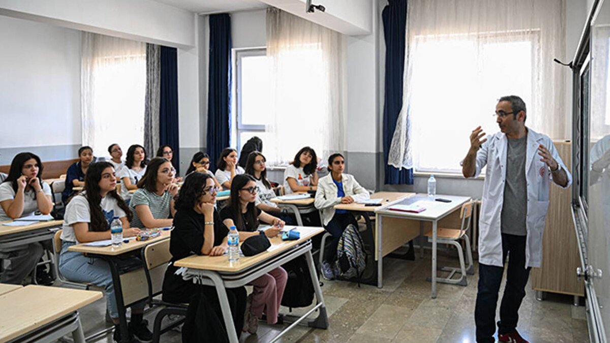 Uygulamadaki "takibimdekiler" modülü, öğrencilerin çözdükleri sorulara ve çalıştıkları konulara kolay erişim imkânı sağlıyor. Bu modül, "gözden geçireceklerim" ve "favorilerim" olmak üzere iki bölümden oluşuyor. Ayrıca, MEBİ platformuna harici deneme sınavlarını dâhil etme imkanı sunan bir özellik de eklendi. "Raporlarım" modülündeki "deneme sınavı raporlarım" bölümünden, platform dışında gerçekleştirilen deneme sınavlarının sonuçları, sisteme entegre edilebiliyor. Böylece, YKS hazırlık sürecindeki tüm deneme sınavlarının gelişim grafiği izlenebiliyor.