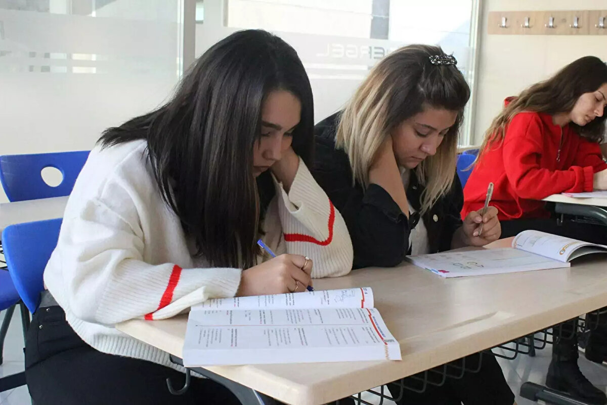 Zorunlu eğitim süresinin uzunluğu, gündemi meşgul eden konulardan biri. Mevcut eğitim sisteminde 4+4+4 zorunlu eğitim uygulanıyor. Üniversite okumak isteyen öğrenciler de hesaba katıldığında, kesintisiz 16 yıllık eğitim süreci birçok gencin hayata geç atılması anlamına geliyor. Bu ve benzeri eleştiriler, mevcut eğitim sisteminde köklü bir değişikliğe gidilmesi yönündeki tartışmaları artırdı.<br>