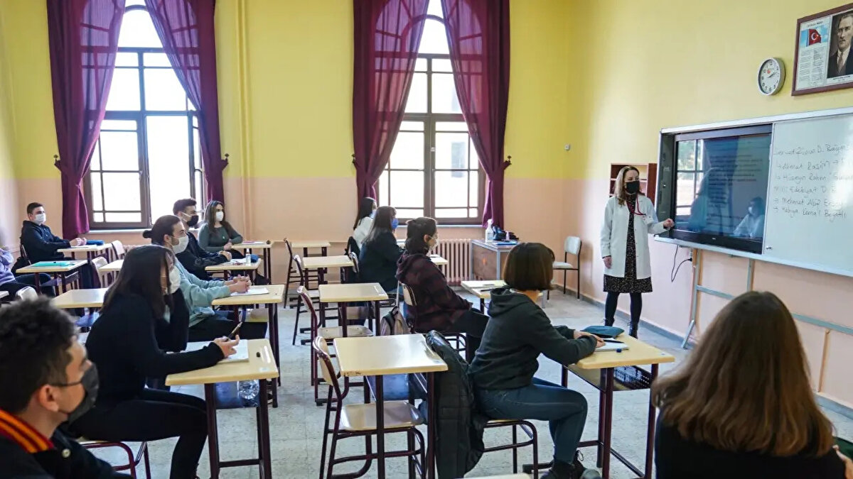 Milli Eğitim Bakanı Yusuf Tekin, dünya genelinde eğitim sürelerinin kısaldığını vurgulayarak Türkiye’nin bu dönüşüme ayak uydurması gerektiğini belirtti. Yeni sistemle ilgili bir rapor hazırlandı ve Cumhurbaşkanı Erdoğan’a sunulacak. Mevcut sistemde değişiklik olması durumunda yeni modelin 2025-2026 eğitim öğretim yılında uygulanması gündeme gelebilir.<br>Peki, 2+2 ve 3+1 eğitim modeli nedir?