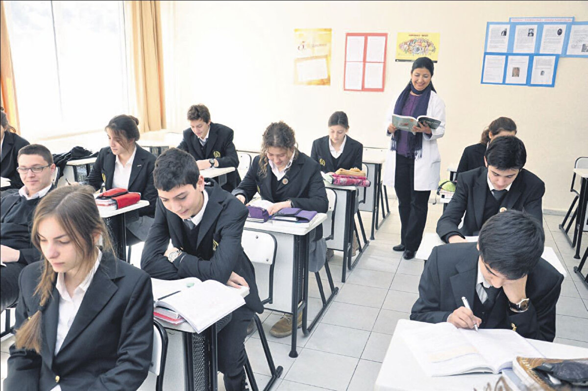 Lise 2 yıla mı düşüyor?<br><br>Milli Eğitim Bakanlığı’nın hazırladığı raporda iki yeni eğitim modeli üzerinde çalışıldı. 3+1 ve 2+2 eğitim sisteminde öğrencilerin erken mesleki eğitime yönlendirilmesi, üniversiteye gitmek isteyen öğrencilerin ise 12. sınıfa kadar devam etmeleri hedefleniyor.