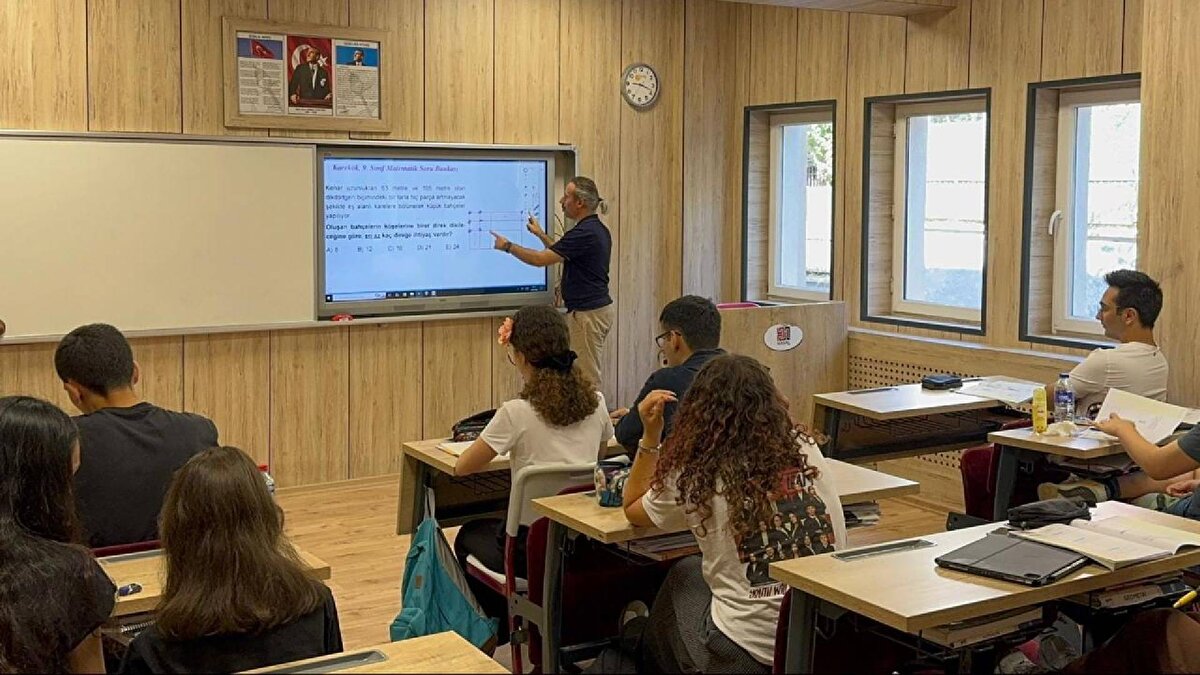 Sabah'ta yer alan habere göre, 8 ve 11'inci sınıf öğrencileri en fazla 6 ders, 12'nci sınıf, örgün ve açık ortaöğretim kurumları mezunları ise en fazla 8 ders seçebiliyor. Haftalık ders süresi 8 ve 11'inci sınıflar için en fazla 18 saat, 12'nci sınıf ve mezunlar için 24 saat. Kurslara e-Kurs modülü üzerinden başvuru yapılabilir.