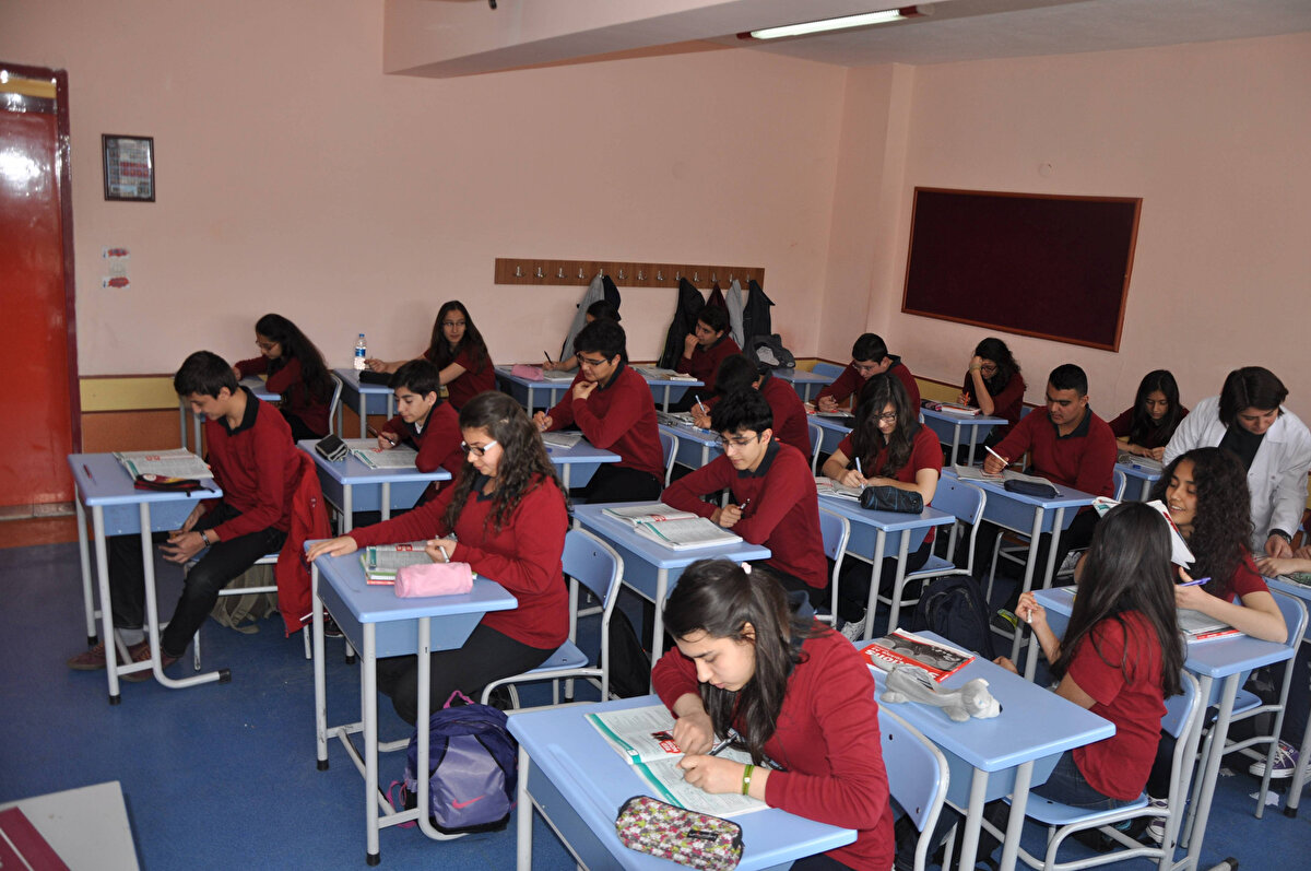 2+2 eğitim sistemi nedir?<br><br>2+2 modelinde zorunlu eğitim 2 yıl olacak, isteyen öğrencilere 2 yıl daha eğitim verilecek. Mesleki eğitim almak isteyen öğrenciler Mesleki Eğitim Merkezleri, açık öğretim veya istihdam programlarına yönlendirilecek.<br>Bu modelde lise öğrencilerinin 16 yaşında diploma alabilmesi planlanıyor.