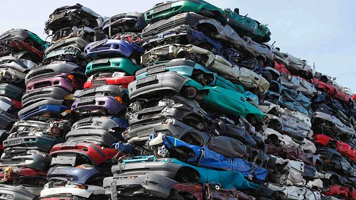 İlk Arabam Yerli Otomobil Aile Destek Programı Nedir?<br><br>Sanayi ve Teknoloji Bakanlığı tarafından hazırlanan bu yeni program, 3 veya daha fazla çocuğa sahip ailelerin uygun koşullarda yerli araç sahibi olmasını amaçlıyor. “İlk Arabam Yerli Otomobil Aile Destek Programı” kapsamında, yerlilik oranı yüksek sıfır araçlar için uzun vadeli, düşük faizli kredi imkanları sunulacak. Bu destekle hem ailelerin mobilitesi artacak hem de Türkiye’nin yerli otomobil ekosistemi güçlenecek.