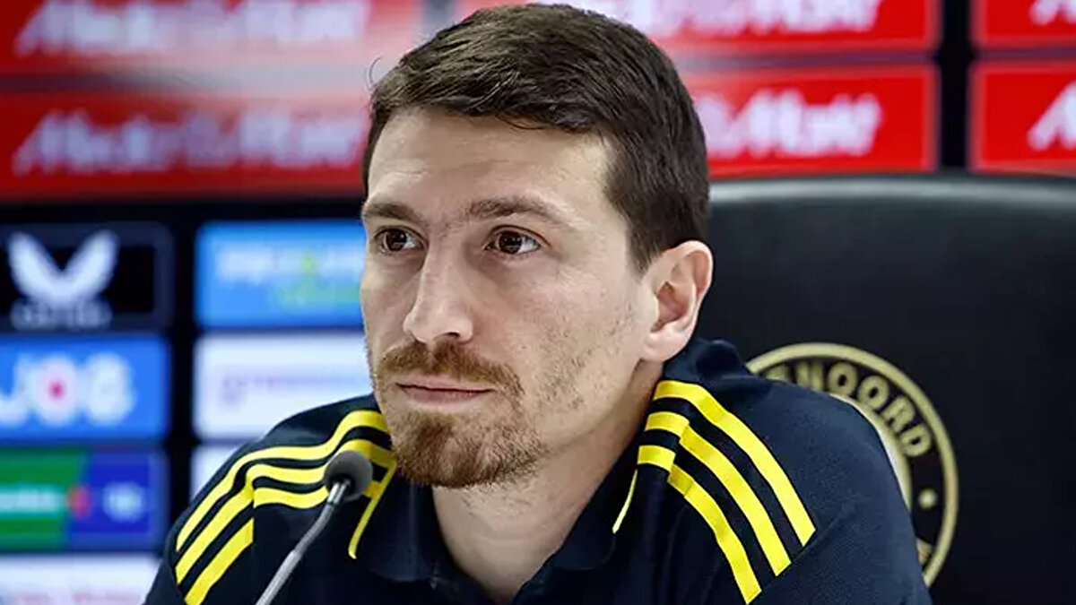 Fenerbahçe, İrfan Can Kahveci ve Cenk Tosun'un kadro dışı kaldığını açıklamıştı. Kadro dışı kararı Sadettin Saran'ın, Domenico Tedesco’nun ve ilgili yönetim kurulu üyeleri tarafından tüm futbolcularla görüşülerek sürdürülen sürecin sonunda alındığı söylenmişti.