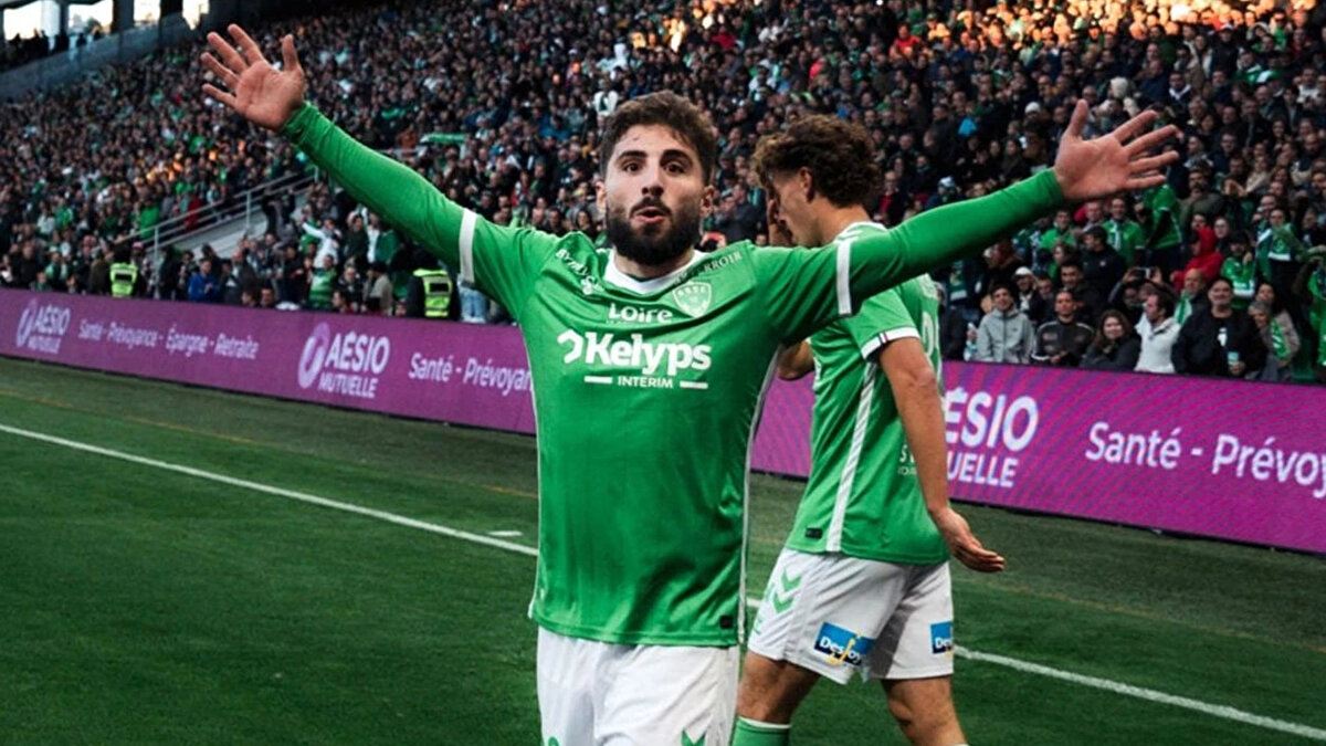 Beşiktaş’ta ara transfer dönemi öncesi hareketlilik yaşanıyor. Teknik direktör Sergen Yalçın, Başkan Serdal Adalı’dan kadroya takviye için tam yetki aldı. Siyah-beyazlılar, özellikle sol kanatta alternatif oluşturmak istiyor.