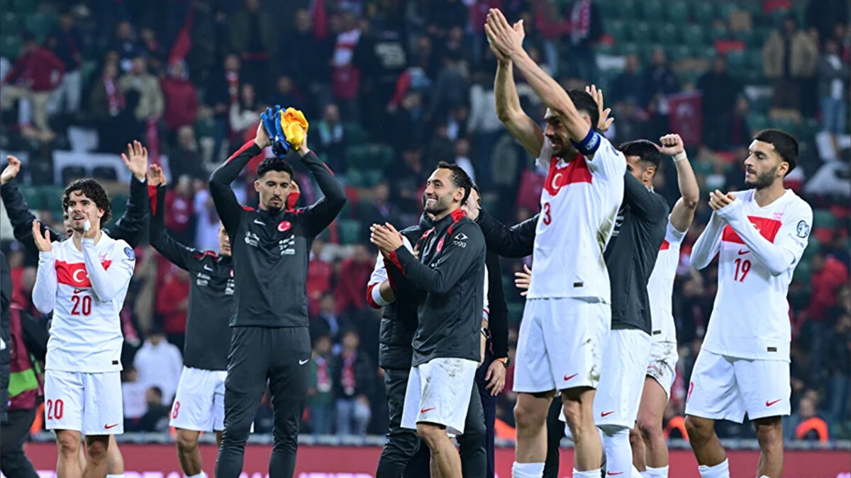 Lelo: Gürcistan Milli Takımı, Dünya Kupası eleme turunun kritik maçında Türkiye'ye karşı direnemeden mağlup oldu. Günümüz futbolunda en küçük takımlar bile bu kadar çaresizce yenilmiyor. "Final" böyle kaybedilmez! Yeni fikirlere sahip yeni bir koça ihtiyacımız var.<br><br>