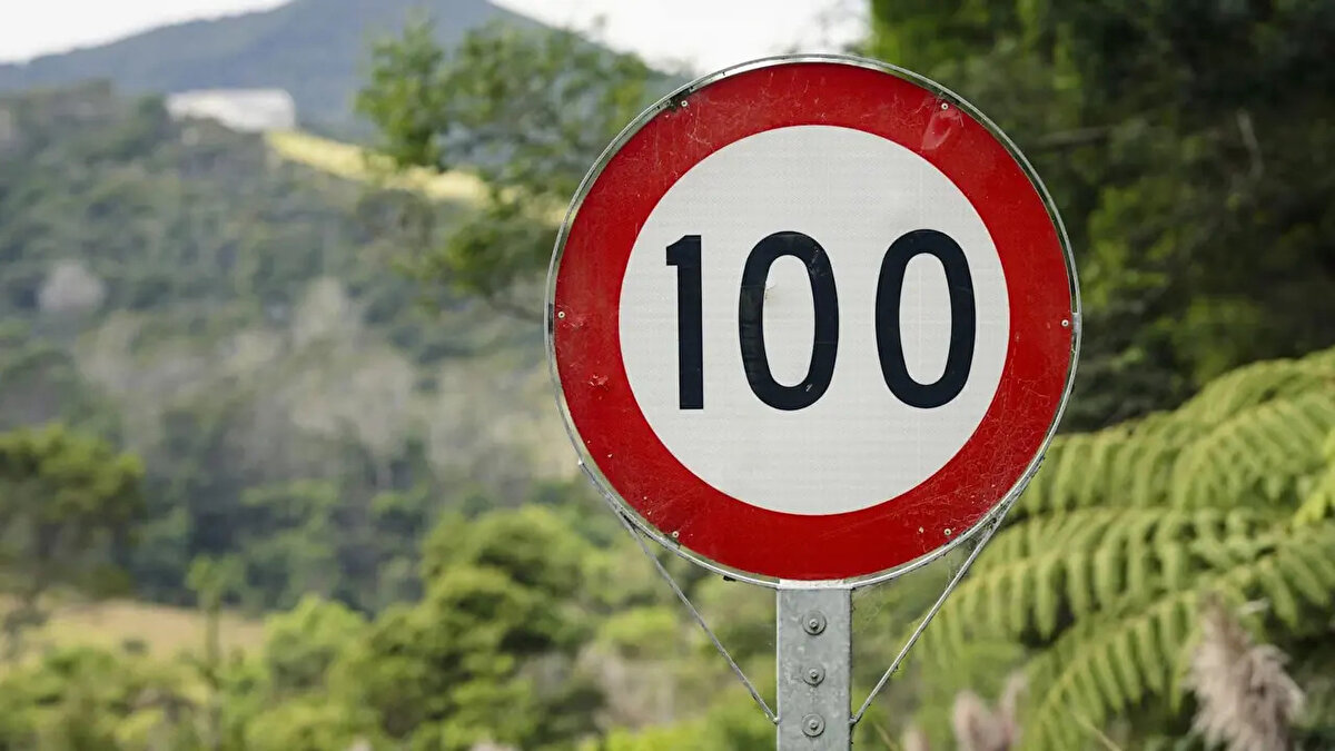 Bakanlığın sosyal medya hesabından yapılan açıklamada şu ifadelere yer verildi:<br><br>“Karayolları Trafik Kanun değişiklik taslağına istinaden bazı sosyal medya hesaplarında yer alan, “Radar cezalarında sürücülere tanınan % 10’luk tolerans payının kaldırıldığı, hız sınırını 1 kms dahi geçen sürücülere para cezası kesileceği” şeklindeki haber ve iddialar gerçeği yansıtmamaktadır.