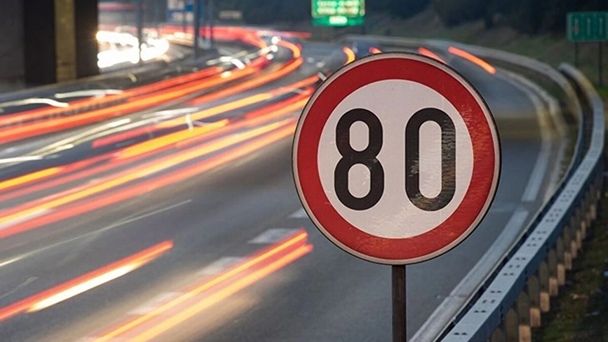 Kanun taslağında hız cezalarının oransal bazlı yüzdelik artışı yerine, kademeli rakamsal artış ve yerleşim yeri içi dışı ayrımı yapılmıştır.<br><br>