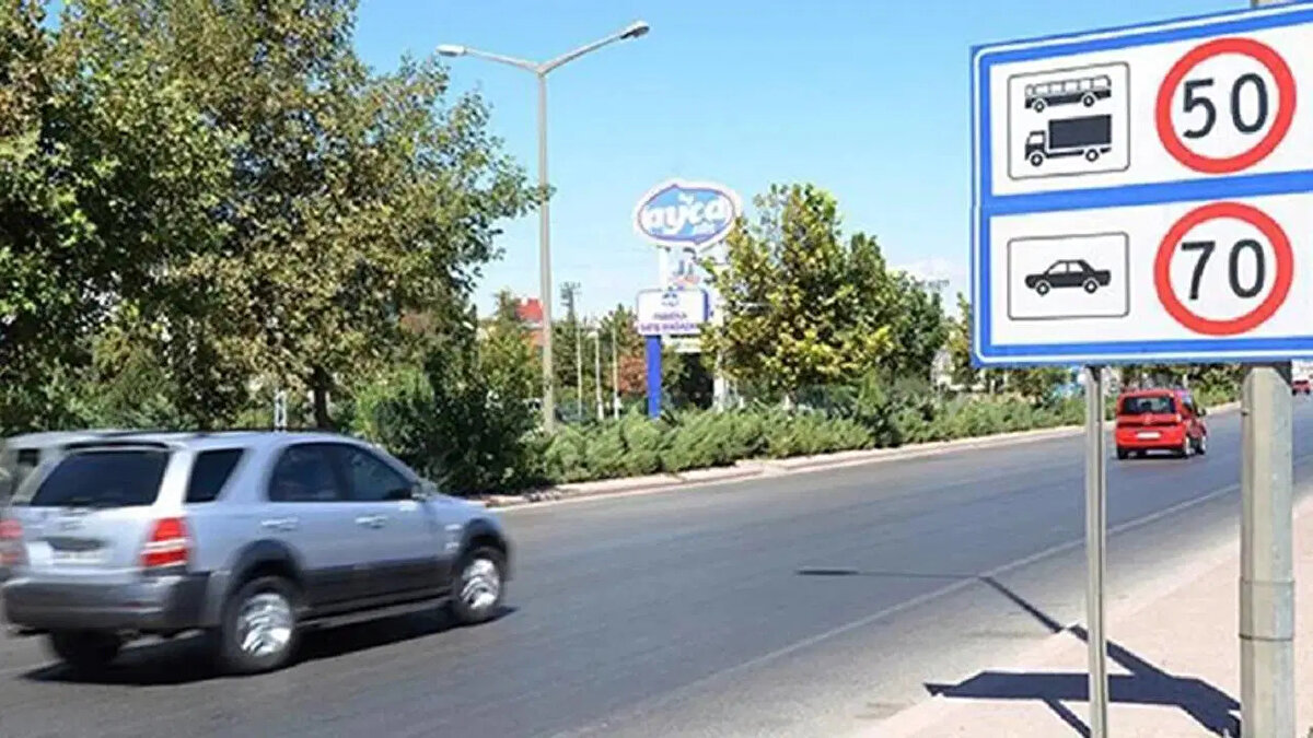 Bu kapsamda;<br><br>- Yerleşim yerlerinde 50 kms olan hız sınırında % 10 tolerans uygulanarak ilk kademe cezası 56 kms üzerinden verilmektedir. Yeni yapılan düzenlemede de yerleşim yerlerinde ilk kademe cezası 56 kms üzerinden başlamaktadır.<br><br>