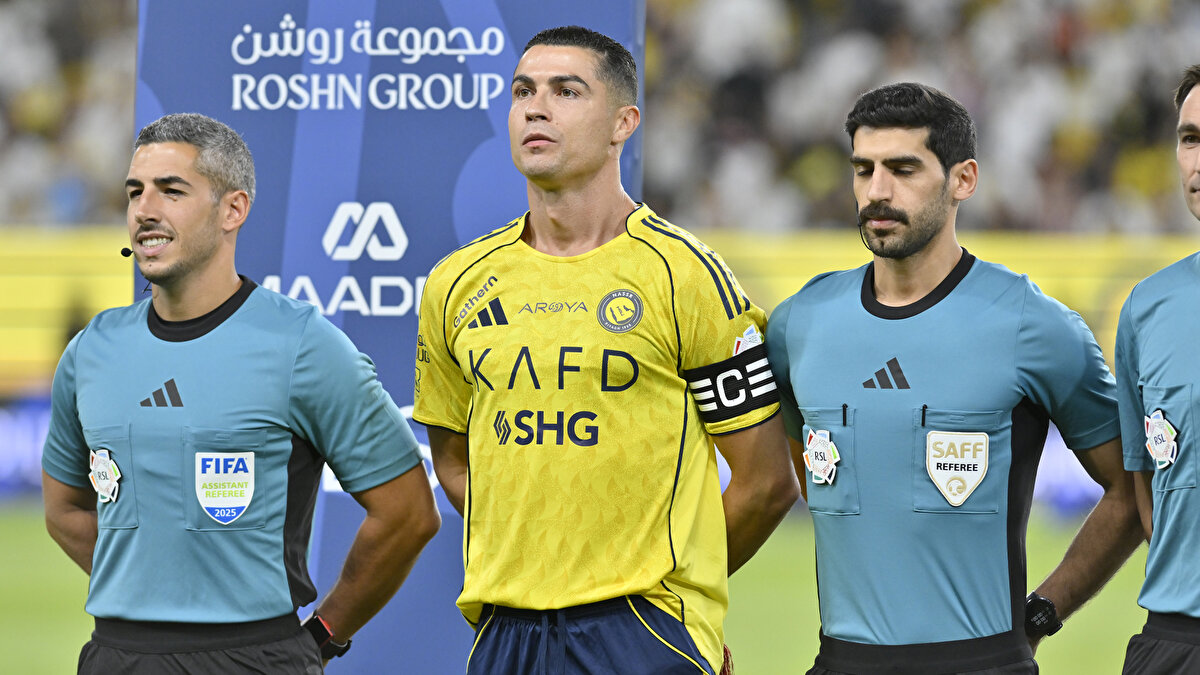 RONALDO KARİYERİNE BİR REKOR DAHA EKLEDİ<br><br>Dünya futbolunda efsaneler arasına girmeyi başaran Cristiano Ronaldo, dünkü golleriyle bir rekoru daha eline geçirdi. 