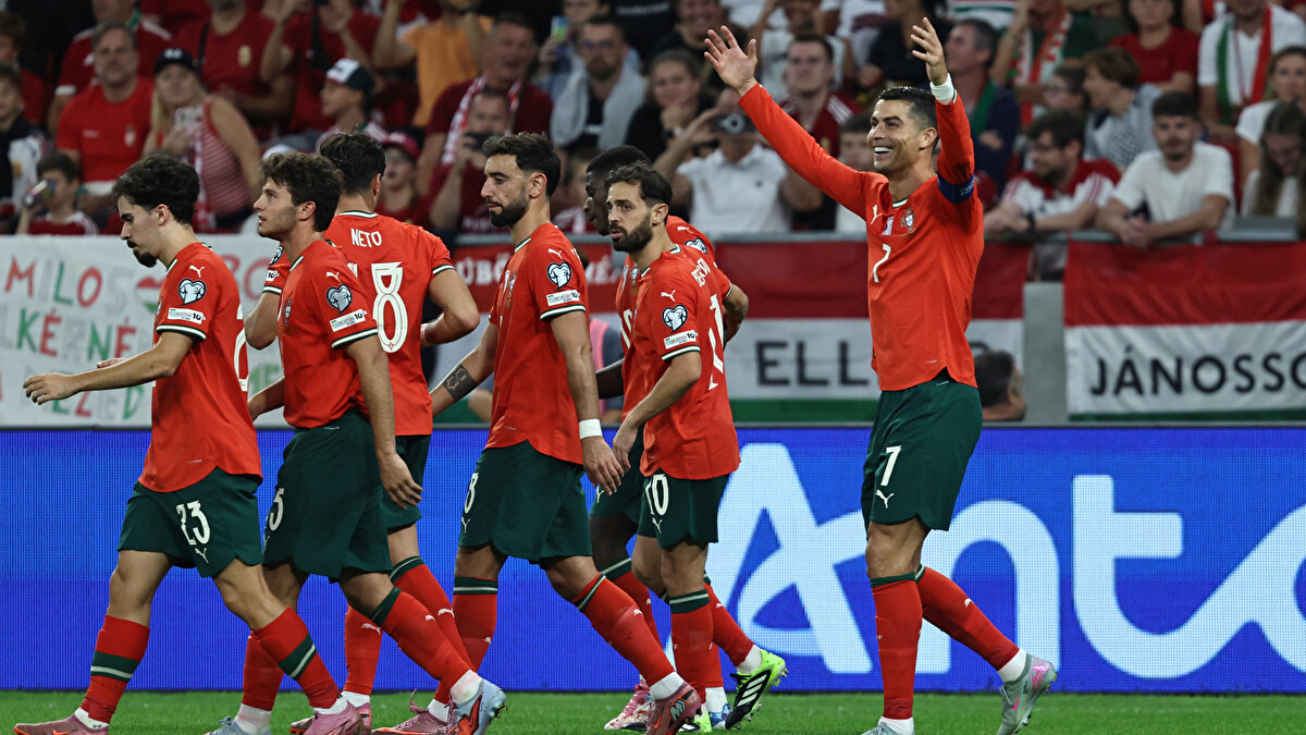 ATTILA SZALAI GOL PERDESİNİ AÇTI, SEMEDO RONALDO'YA ASİST YAPTI<br><br>Kasımpaşa’da forma giyen Attila Szalai’nin golüyle konuk ekip 1-0 öne geçerken, daha sonra Cristiano Ronaldo sahneye çıktı. Yıldız futbolcu 22. dakikada Fenerbahçeli Nelson Semedo’nun asistinde topu ağlara gönderdi. 