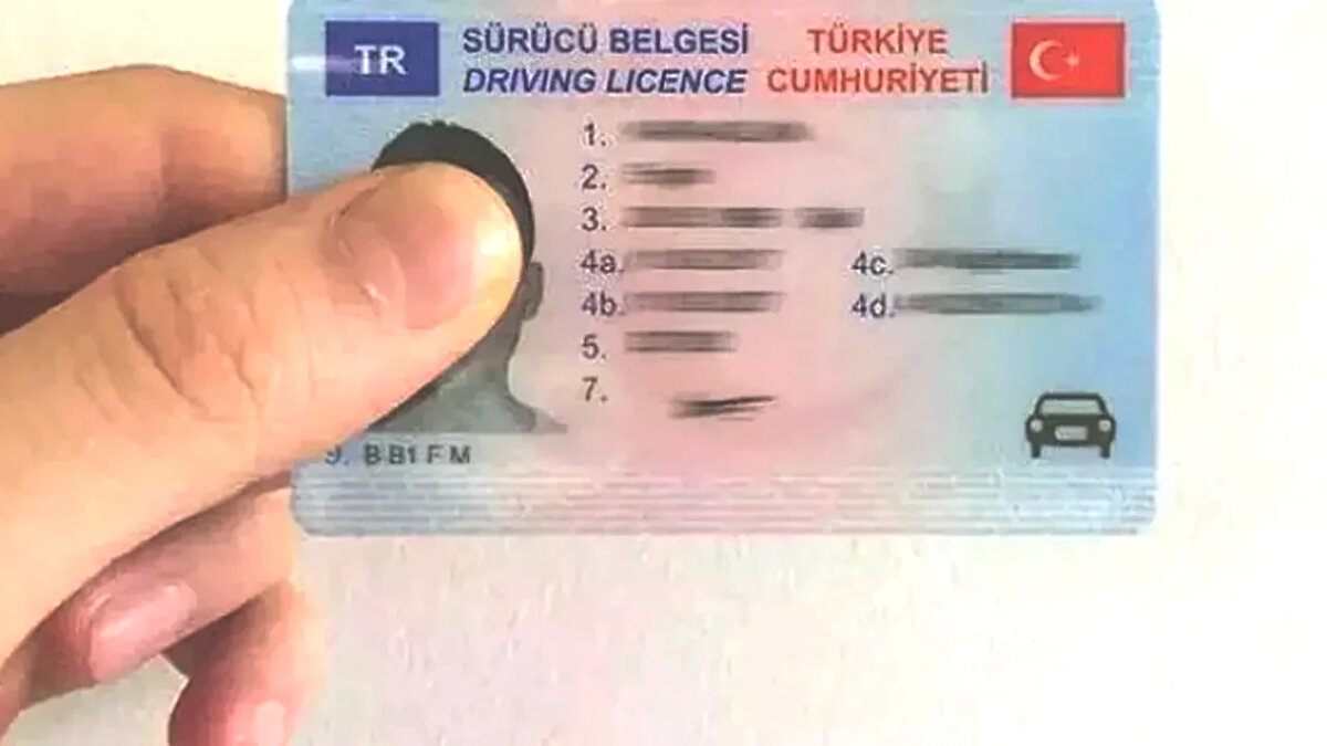 İçişleri Bakanı Ali Yerlikaya'dan Net Uyarı: "Süre Uzatılmayacak"<br><br>İçişleri Bakanı Ali Yerlikaya, sosyal medya hesabı üzerinden yaptığı açıklamada sürenin bir daha uzatılmayacağının altını çizdi. Bakan Yerlikaya, "Eski tip sürücü belgelerinin yenilenmesi için son tarih 31 Ekim 2025. Bu tarihten sonra eski tip sürücü belgeleri kullanılamayacak ve yenilemek isteyen vatandaşlarımız, indirimli ‘harç değerli kağıt’ ve ‘hizmet bedelinden’ yararlanamayacaktır" ifadelerini kullandı.