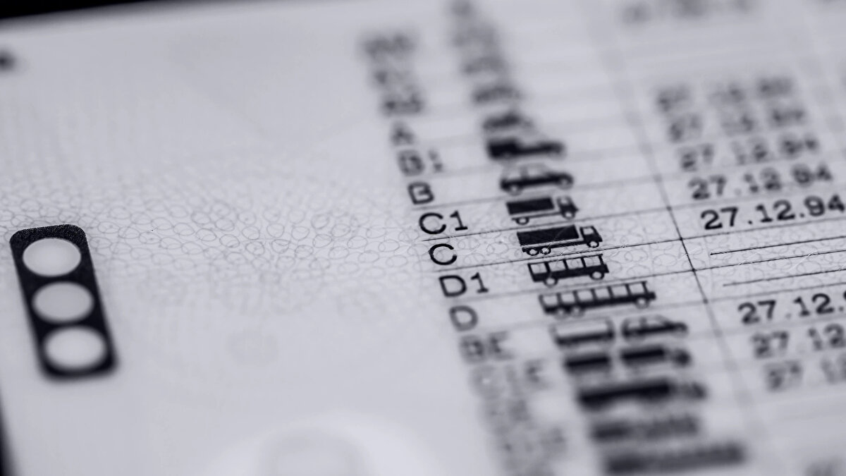 Ehliyet Yenileme Ücreti 2025 Ne Kadar ve Nereye Yatırılır?<br><br>Eski tip sürücü belgesini yeni tip ehliyet ile değiştirmek isteyenler için yenileme ücreti oldukça cüzi bir miktarda tutuluyor. Belirlenen güncel ücret 15 TL'dir. Bu ücret, anlaşmalı bankalara veya PTT şubelerine yatırılabilmektedir.