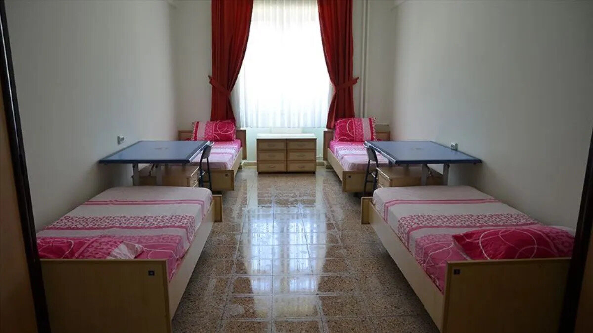 Başvuru Yapacaklar Dikkat: Bilgilerinizi Kontrol Edin!<br>Öğrencilerin başvuru sırasında özellikle e-Devlet’teki öğrenim bilgilerinin doğru ve güncel olduğundan emin olması gerekiyor. Bilgilerinde hata tespit eden öğrencilerin, başvurularının geçersiz sayılmaması için derhal üniversitelerinin öğrenci işleri birimiyle iletişime geçerek düzeltme yapması büyük önem taşıyor.