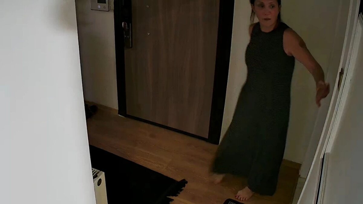 ​Bir YouTube yayınında konuşan Kurtbaba, Güllü’nün yaşadığı evdeki güvenlik kamerasının kritik önemde olduğunu belirtti: “Bu kamera 4 gün önce mi, 5 gün önce mi takılmış bilmiyorum. Ancak geriye dönük tüm görüntüler inceleniyor. Evin içindeki hareket kabiliyetini göreceğiz, kim ne yaptı, neler konuşuldu anlayacağız.”<br><br>Eski polis, kamera kayıtlarının sadece hareketleri değil, konuşmaları ve davranışları da ortaya çıkarabileceğini ifade etti.