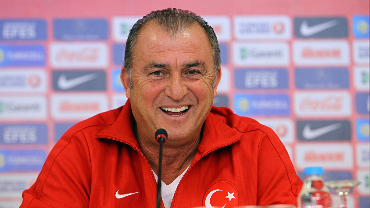 İMZALARIN ATILMASI BEKLENİYOR<br><br>Son olarak Suudi Arabistan temsilcisi Al Shabab’ı çalıştıran Terim’in, futbola geri dönüş hazırlığında olduğu ve önümüzdeki hafta içinde Çekya Milli Takımı ile resmi sözleşmeye imza atacağı iddia ediliyor.<br><br>