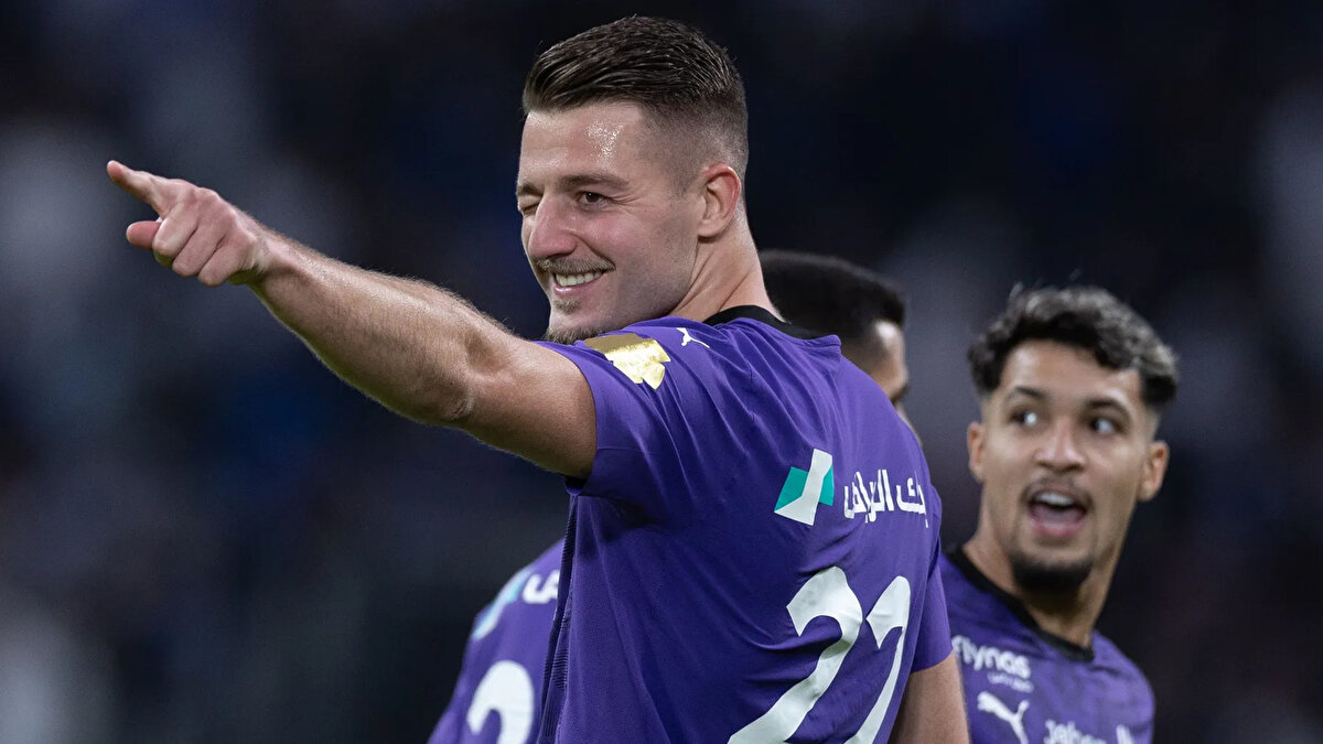 Bu sezon Al-Hilal formasıyla 6 resmi maçta sahaya çıkan 30 yaşındaki orta saha oyuncusu, bu maçlarda 1 gol ve 1 asistlik katkı sağladı.<br>