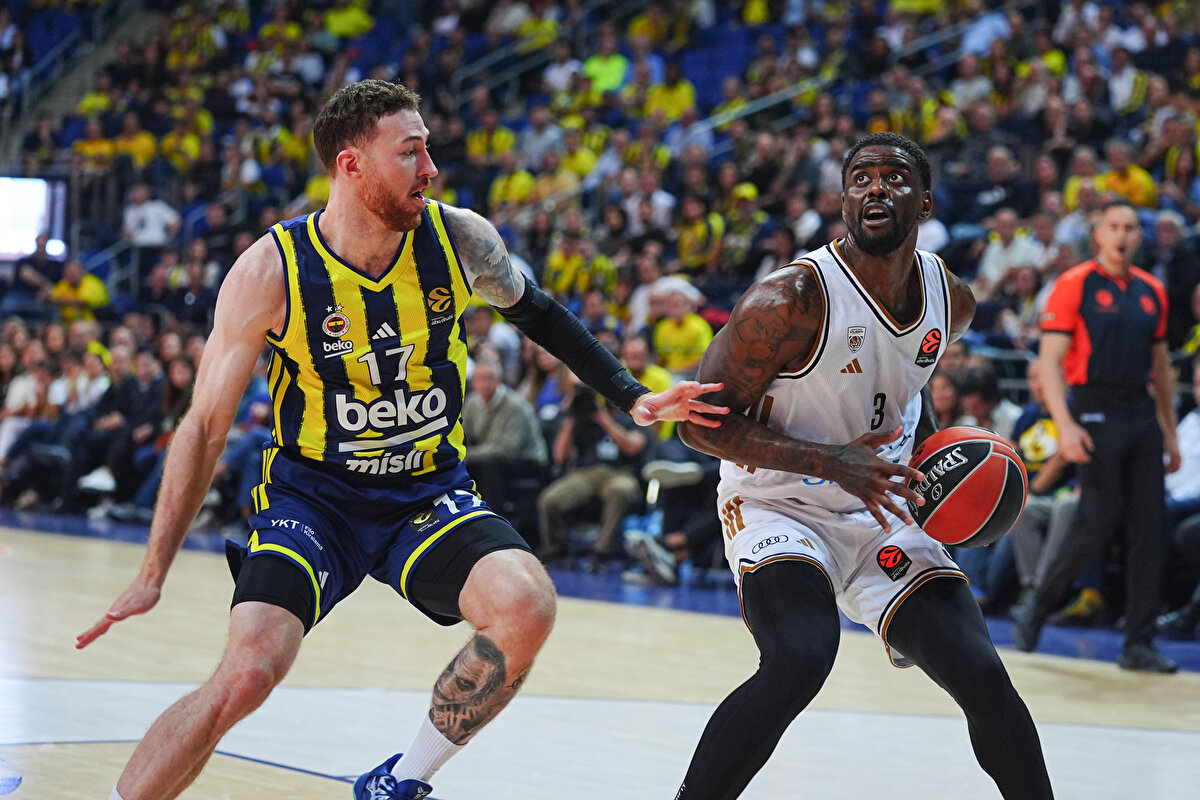 İlk kez 20 takımın mücadele ettiği EuroLeague'e geçen son şampiyon Fenerbahçe, iç sahadaki 2 maçını da kaybetti. 4. ve 5. maçları kapsayan çift haftanın ilk maçında Fenerbahçe, rakibi Dubai Basketbol'a 93-69 gibi bir farkla kaybetti. EuroLeague'de üst üste 3 mağlubiyet alan temsilcimiz, Bayern Münih karşısında bu kötü gidişe son vermek istiyor. 4. maçların sonunda 1 galibiyeti bulunan Fenerbahçe 18. sırada bulunuyor. Alman ekibi Bayern Münih ise 2 galibiyetle 14. sırada yer alıyor.