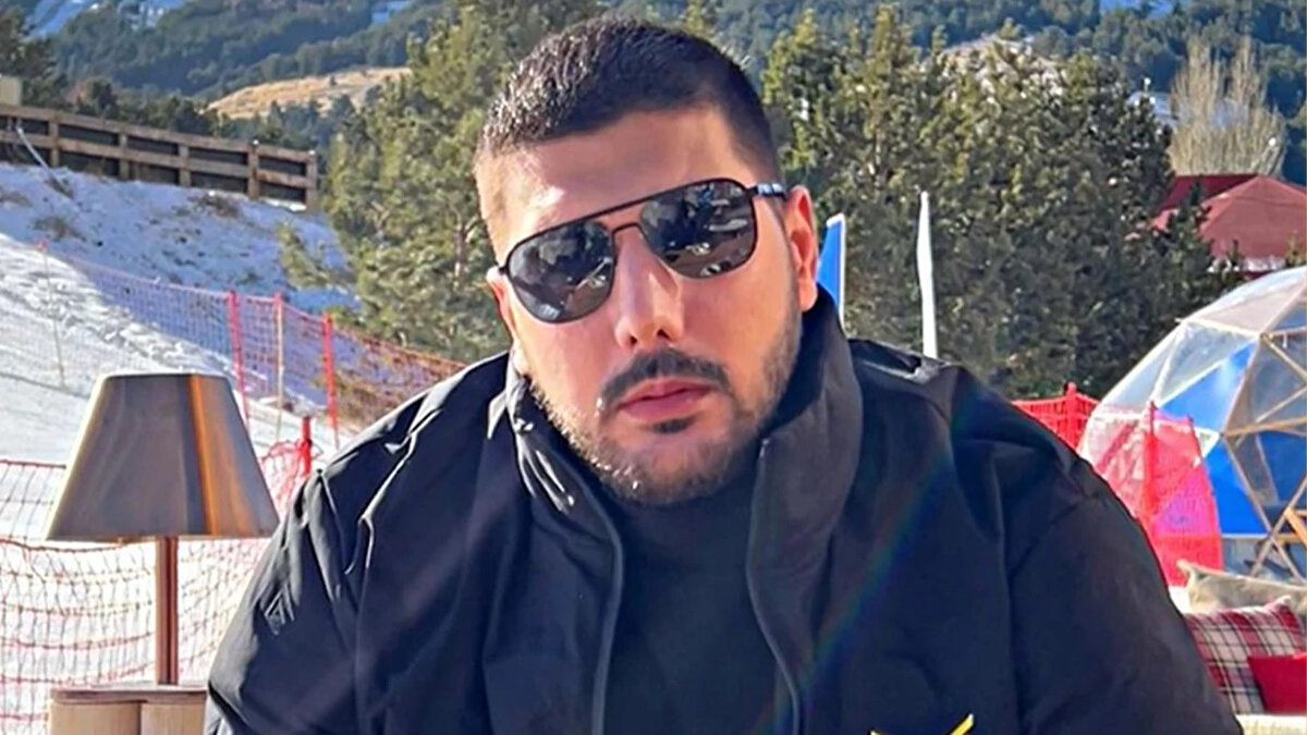 Cem Gölbaşı kimdir?<br><br>Cem Gölbaşı, Fenerbahçe’nin köklü taraftar oluşumu Genç Fenerbahçeliler’in (GFB) önde gelen isimlerinden biridir. İstanbul’da yaşadığı bilinen Gölbaşı’nın doğum tarihi ve özel yaşamına dair detaylı bilgiler kamuoyuna açık değildir. Ancak, tribün kültüründe uzun süredir aktif bir isim olarak tanınmaktadır.<br><br>GFB’nin kurucusu Sefa Kalya’nın (namıdiğer Sefa Reis) vefatının ardından taraftar grubunun liderliğini devralan Cem Gölbaşı, Fenerbahçe Başkanı Ali Koç’a destek veren açıklamaları ve tribün organizasyonlarındaki rolüyle bilinir. Zaman zaman taraftar grubu içinde uyguladığı disiplinli ve sert tutumlarıyla da tartışma konusu olmuştur.