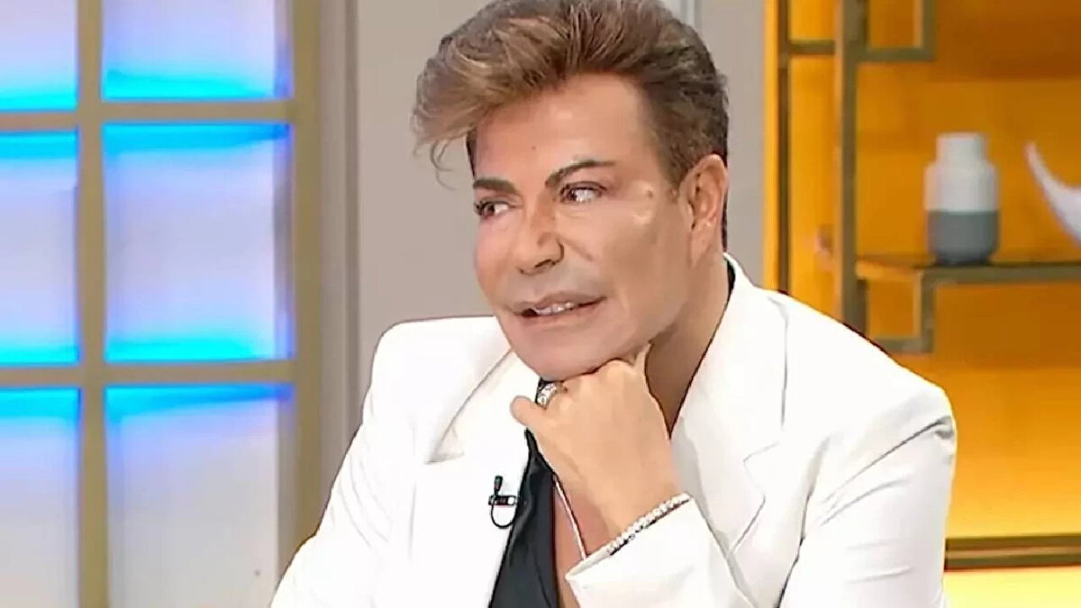 İstanbul’daki evinde dün aniden rahatsızlanarak kalbi duran ünlü şarkıcı Fatih Ürek, sağlık ekiplerinin yaptığı müdahale sonucu hayata döndürüldü. İlk müdahalenin ardından hastaneye kaldırılan Ürek’in tedavisinin hastanede sürdüğü bildirildi.<br><br>Sanatçının sağlık durumuna ilişkin Liv Hospital tarafından yapılan açıklamada, “Değerli sanatçımız Fatih Ürek’in genel durumu stabil seyretmektedir. Yoğun bakım ünitesinde tedavisi dikkatle devam etmektedir. Sağlık durumuna ilişkin gelişmeler oldukça hastanemiz kamuoyunu bilgilendirecektir” ifadelerine yer verildi.