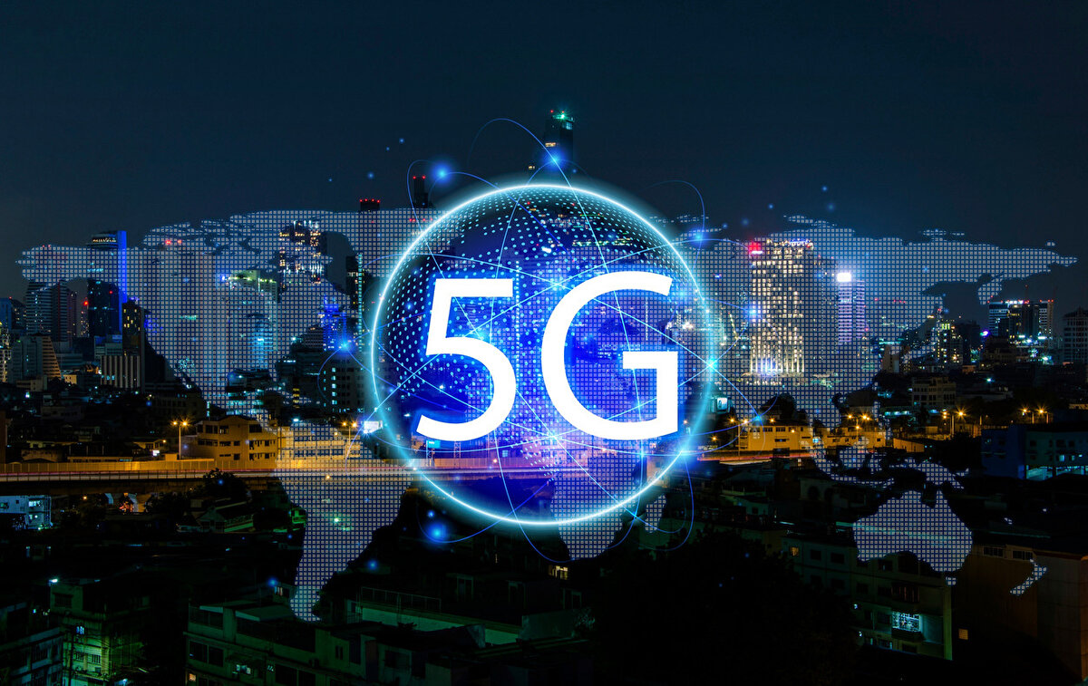 1991'de araç telefonları ile 1G teknolojisiyle tanışan Türkiye, 2026 yılında 5G'ye geçecek. 1 Nisan 2016 yılında 4,5G ile mobil cihazlarda internet hızı 10 kat arttı. 10 yıl sonra aynı tarihte Türkiye, 5G teknolojisini kullanmaya başlayacak. Uzun yıllardır testleri devam eden ve altyapı çalışmaları süren 5G için sayılı bir zaman kaldı. Bugün gerçekleştirilen 5G ihalesinde 2 frekans bandında 11 paket için verilen en yüksek tekliflerin toplam tutarı, KDV dahil 3 milyar 534 milyon dolar oldu. Mobil elektronik haberleşme altyapılarının kurulması, işletilmesi ve hizmetlerin sunulmasına ilişkin yetkilendirme ihalesine yönelik teklif dosyaları, Turkcell İletişim Hizmetleri AŞ, TTMobil İletişim Hizmetleri AŞ (Türk Telekom) ve Vodafone Telekomünikasyon AŞ temsilcileri tarafından İhale Komisyonuna teslim edildi.