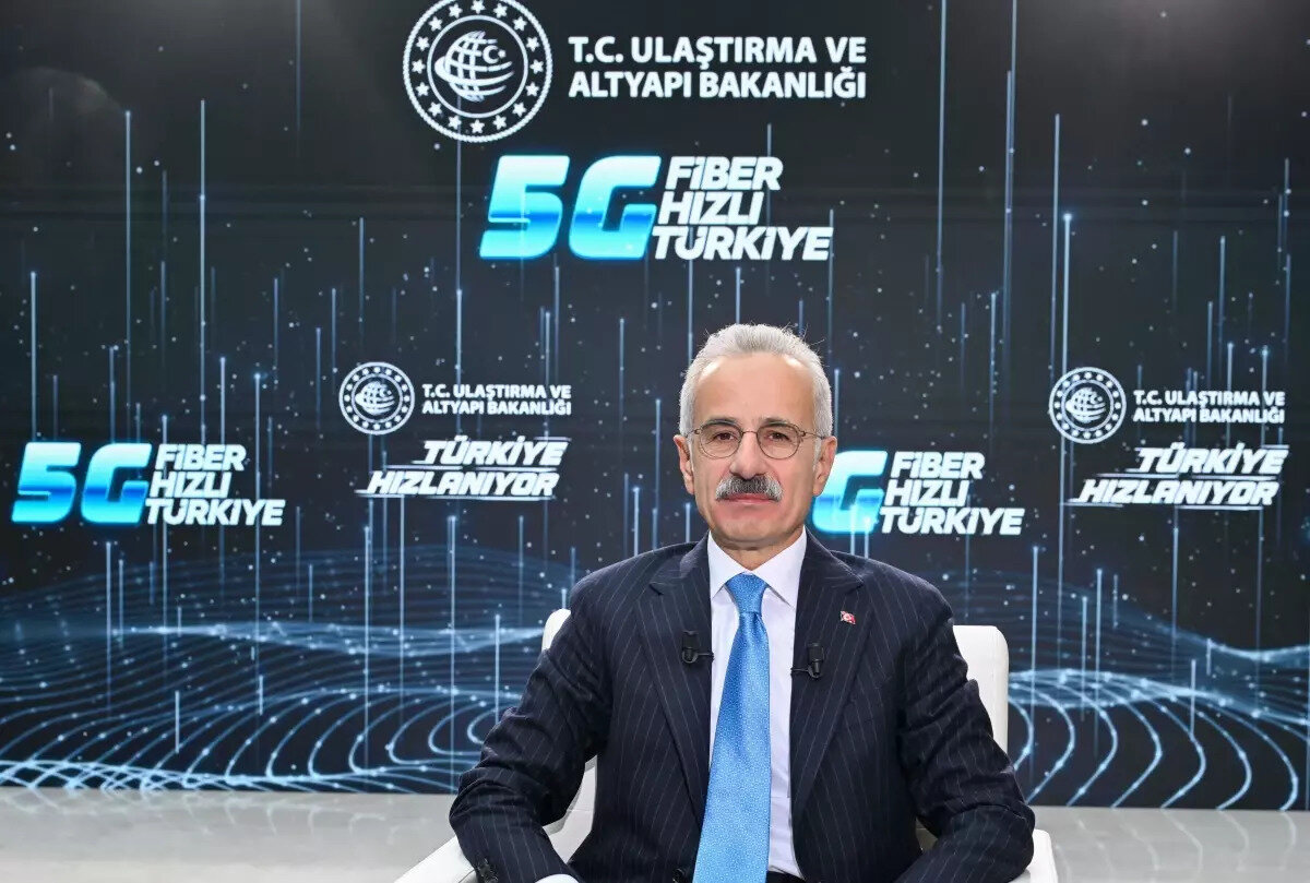 Ulaştırma ve Altyapı Bakanı Abdulkadir Uraloğlu'nun açıklamasına göre yaklaşık 85 milyon abonenin, 22 milyonunun cep telefonu 5G'ye uyumlu cihazlardan oluşuyor. En çok merak edilen sorulardan biri de 5G ile uyumlu cihazlar hangileri? Kimler telefonlarını yenilemek zorunda kalacak?<br>