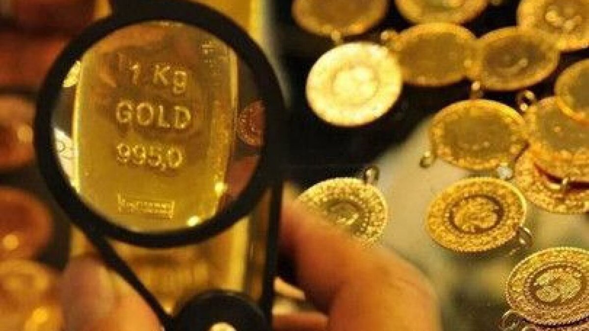 Altındaki bu ani yükselişin arkasında ABD ile Çin arasında artan ticaret gerilimi, ABD federal hükümetinin kapanma riski ve FED’in faiz indirimine gideceği beklentisi bulunuyor. Güvenli liman arayışında olan yatırımcılar yönünü yeniden altına çevirdi.