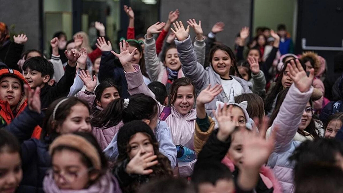 Gözler Sınav Takviminde: LGS ve YKS Tarihleri Bekleniyor<br>Tatil takviminin yanı sıra öğrenciler ve veliler, merkezi sınav tarihlerini de yakından takip ediyor. Milli Eğitim Bakanlığı'nın düzenleyeceği Liselere Geçiş Sistemi (LGS) ve İlköğretim ve Ortaöğretim Kurumları Bursluluk Sınavı (İOKBS) ile ÖSYM tarafından organize edilecek olan YKS, KPSS, ALES gibi sınavların 2026 takvimleri henüz açıklanmadı.