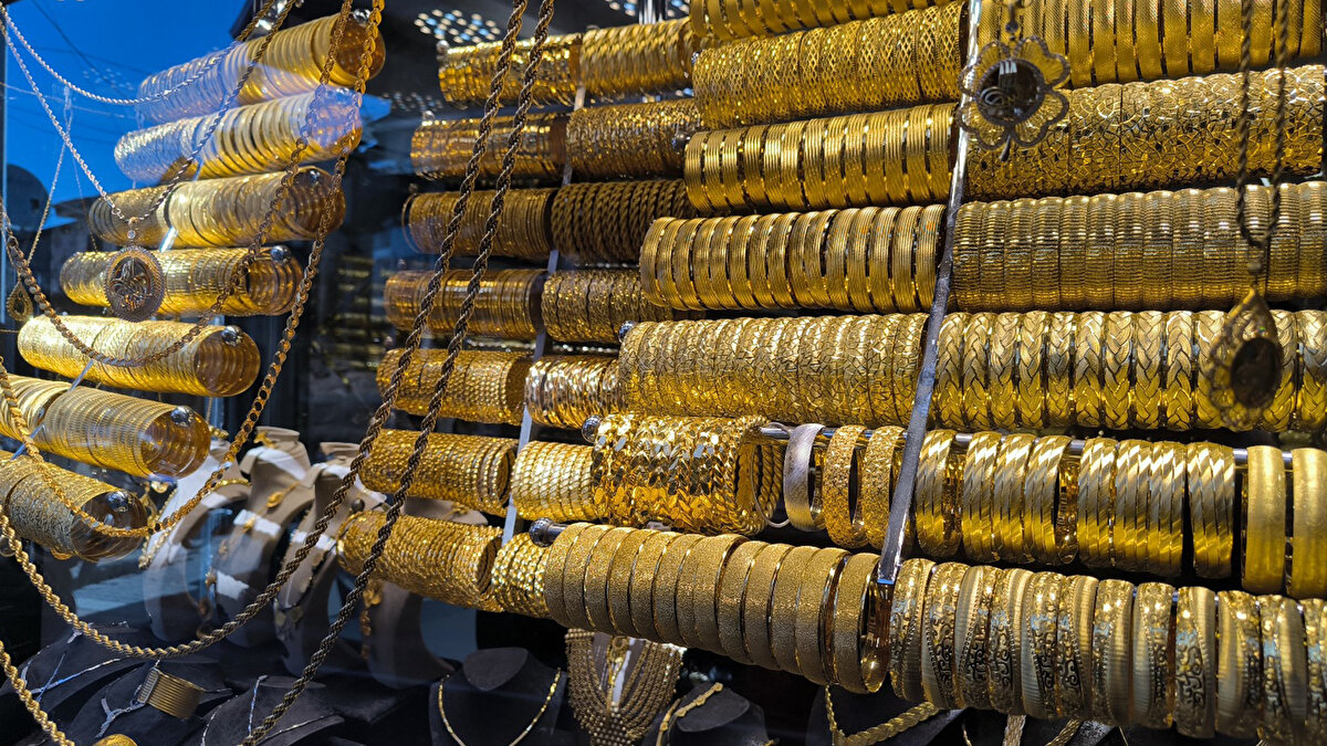 Altında bir süredir ciddi yükseliş gözlemlendiğini belirten Ergezen, "Bunun arkasında merkez bankası alımları, faiz indirimleri, jeopolitik krizler ve ticaret savaşları etkili oluyor.