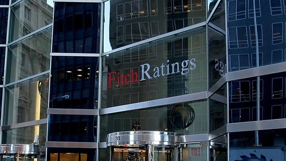 Fitch, Türkiye'de büyüme tahminini 2025 ve 2026 için yüzde 3,5 olarak açıklarken, 2027 için yüzde 4,2 olarak belirtti. Hazırlanan raporda, dolar/TL paritesi için 2027 sonu tahmini ise 53 olarak belirtildi.