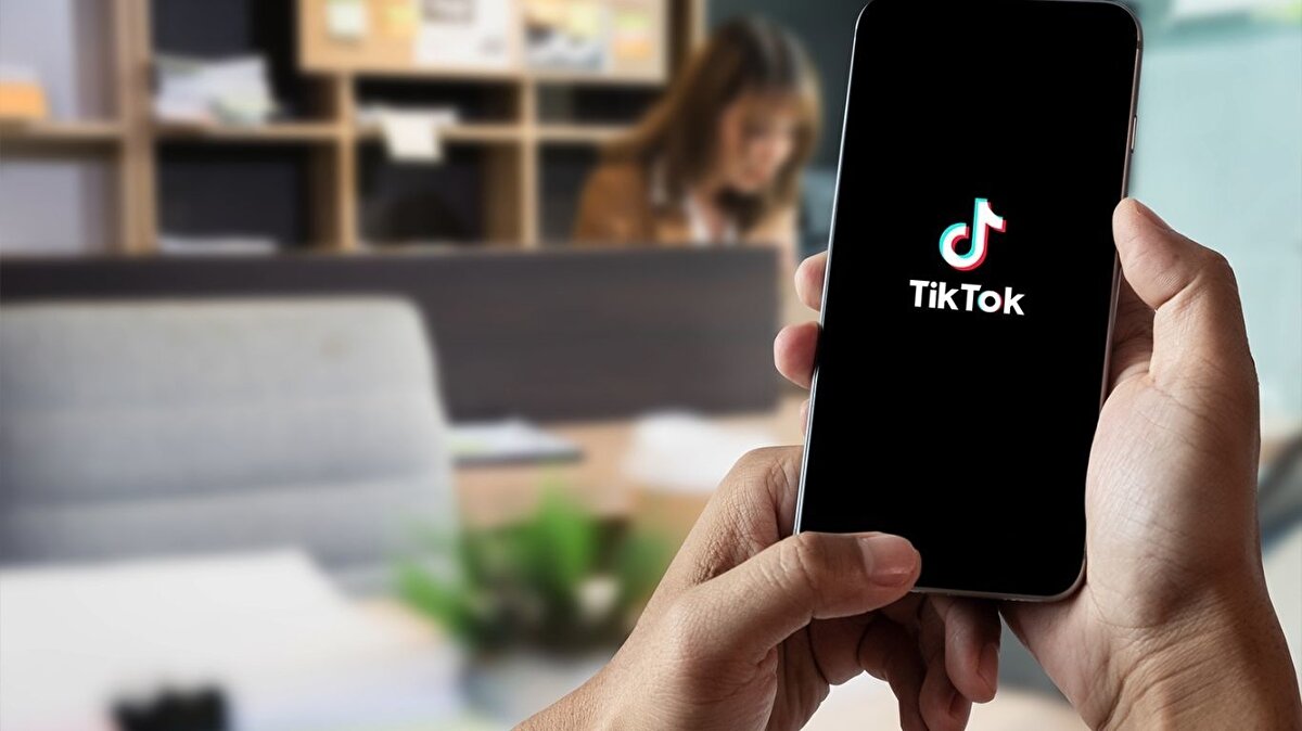 TikTok’un Denetim Raporu Açıklandı<br><br>TikTok’un yayımladığı rapora göre, ihlal tespit edilen içeriklerin yüzde 99’undan fazlası kullanıcı bildirimi olmadan, yüzde 90’ı ise tek bir görüntüleme almadan yayından kaldırıldı.<br>Kullanıcı bildirimiyle tespit edilen videoların yüzde 80,6’sı ortalama 2 saat içinde sistemden silindi.