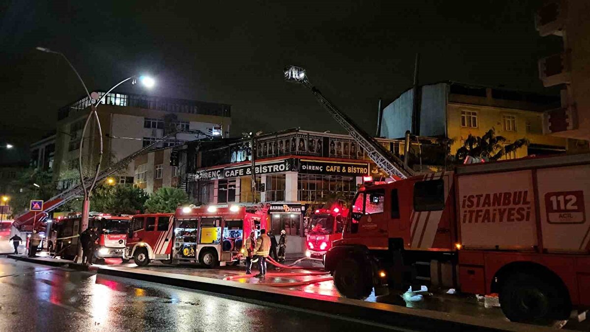 Henüz bilinmeyen sebeple başlayan yangın hızla büyüdü ve kafenin çatısını tamamen sardı.