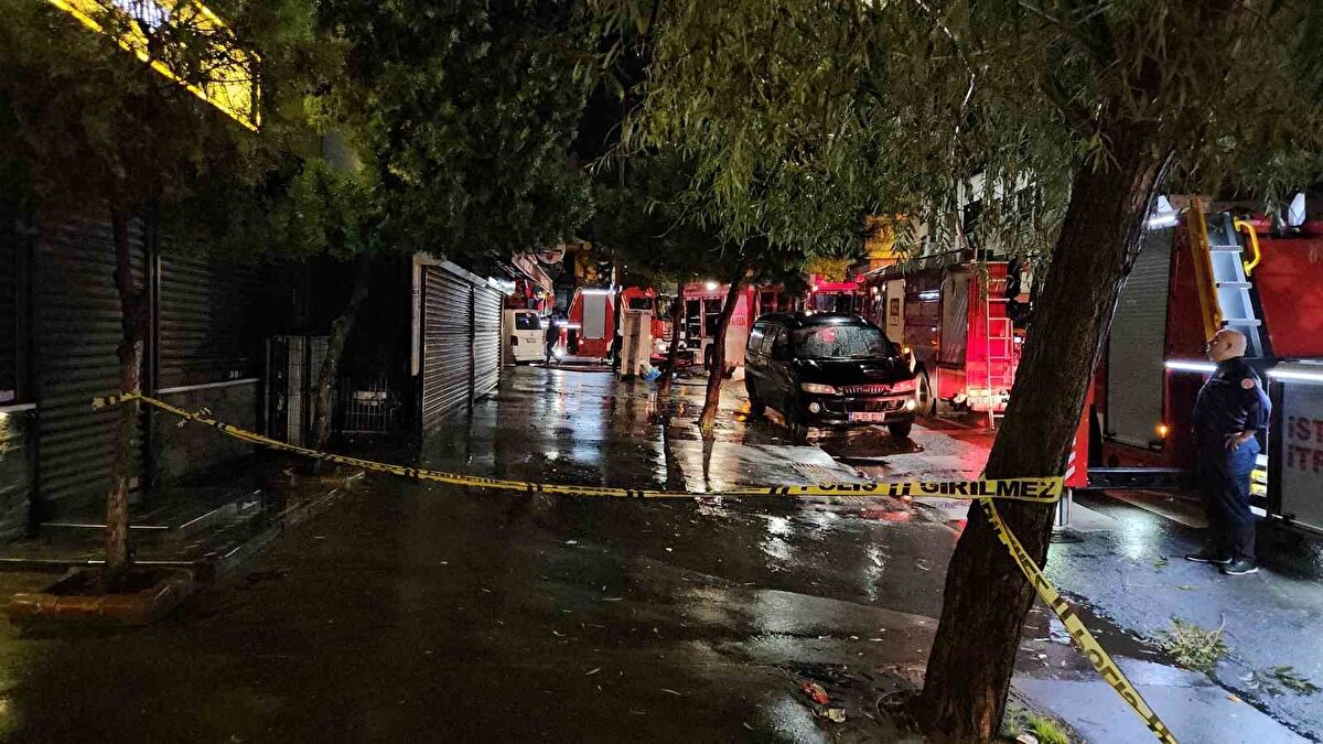 Yangın, 01.00 sıralarında Sultangazi Gazi Mahallesi 1419 Sokak’ta bulunan 3 katlı bir kafede meydana geldi.