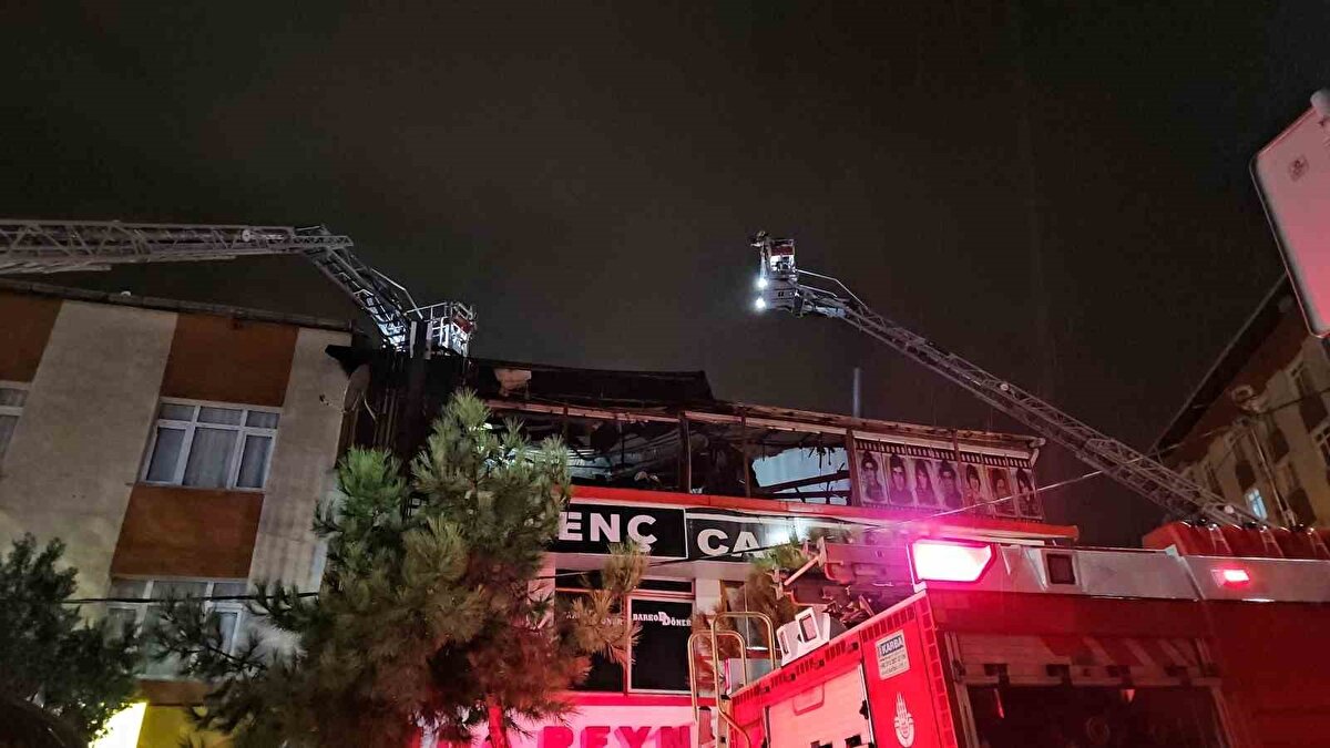 İhbar üzerine olay çok sayıda itfaiye, polis ve sağlık ekibi sevk edildi. 