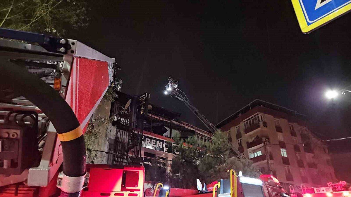 Yangın 3 katlı kafenin çatısını kül ederken kafe yanında bulunan bir binaya ise kısmen sirayet etti. 