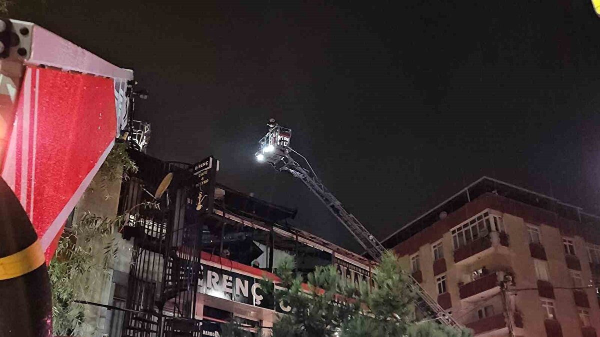 Polis ekipleri olay yerinde güvenlik önlemi alırken itfaiye yangını kontrol altına almak için çalışmalara başladı. 
