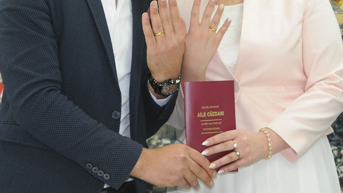 “Rabbim evliliklerinizi hayırlı uğurlu eylesin. Sizleri iki cihanda mesut ve bahtiyar etsin. Daha önce evlenmiş olanlara da huzurlu bir yuva diliyorum. Şahinbey Belediyesi olarak bu yıl Aile Yılı olması nedeniyle 40 Bin TL geri ödemesiz nakdi destek veriyoruz. Ayrıca ikinci çocuktan itibaren bir yıl boyunca çocuk bezi ve üç yıl boyunca 1.000 TL, üçüncü çocuk olursa her ay 5.000 TL veriyoruz. Yeni evlenecek çiftlerimiz düğün salonlarının çok pahalı olduğunu söylediler. Bizde belediyemizin daha önce kiraya verdiği düğün salonları ile yeni bir anlaşma yaptık. Hafta içi Pazartesi, Salı, Çarşamba ve Perşembe günleri düğün yaptığınız takdirde düğün salonu içerisinde saz ekibi de dahil olmak üzere 10.000 TL ödeyeceksiniz. Amacımız evliliği teşvik edip hayatı kolaylaştırmak.”